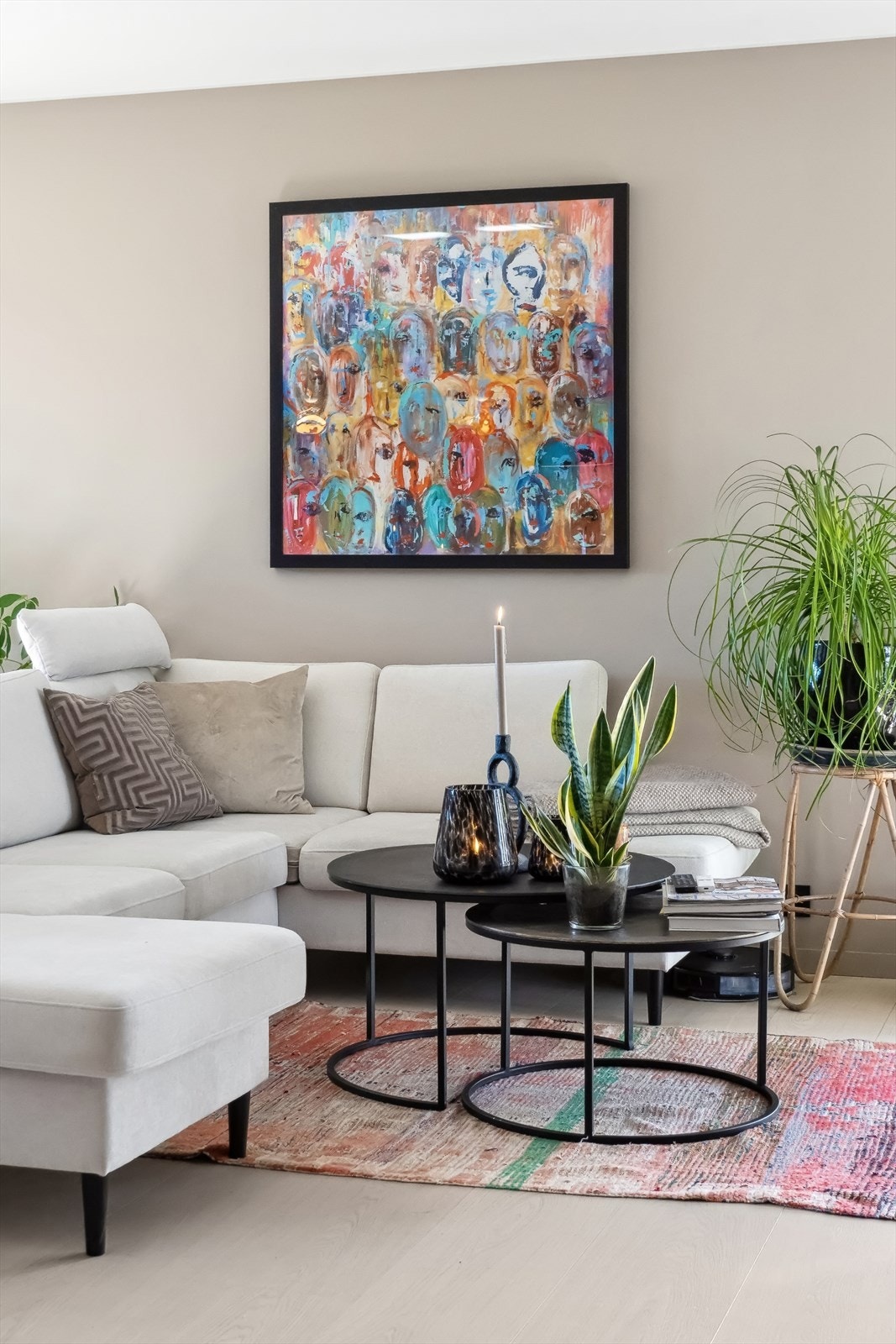 Stuen har svært gode lysforhold fra de store vindusflatene. Galleribilde