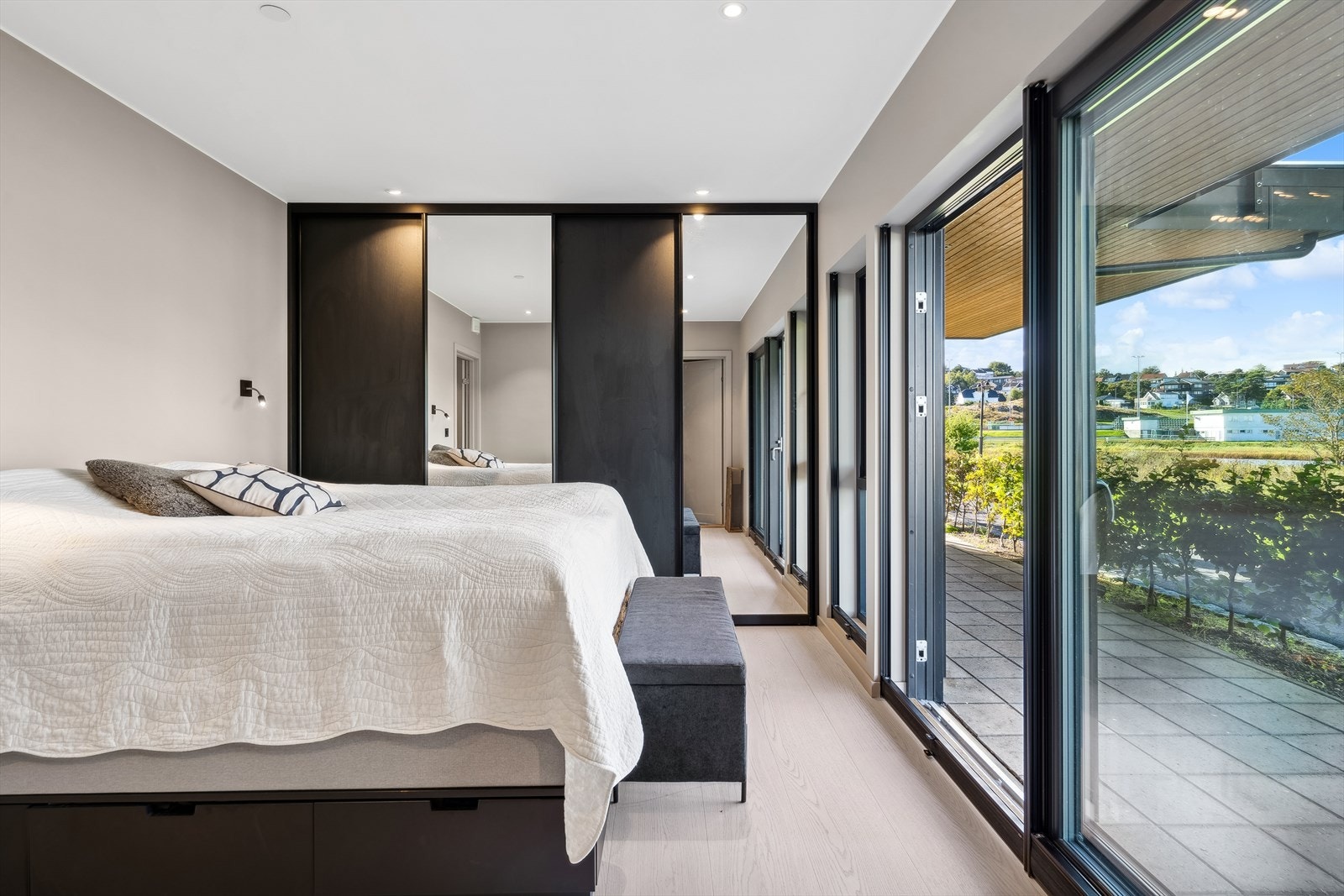 Hovedsoverom med sjøutsikt og skyvedør til terrasse. Direkte adkomst til hovedbad. Sjøutsikt. Galleribilde