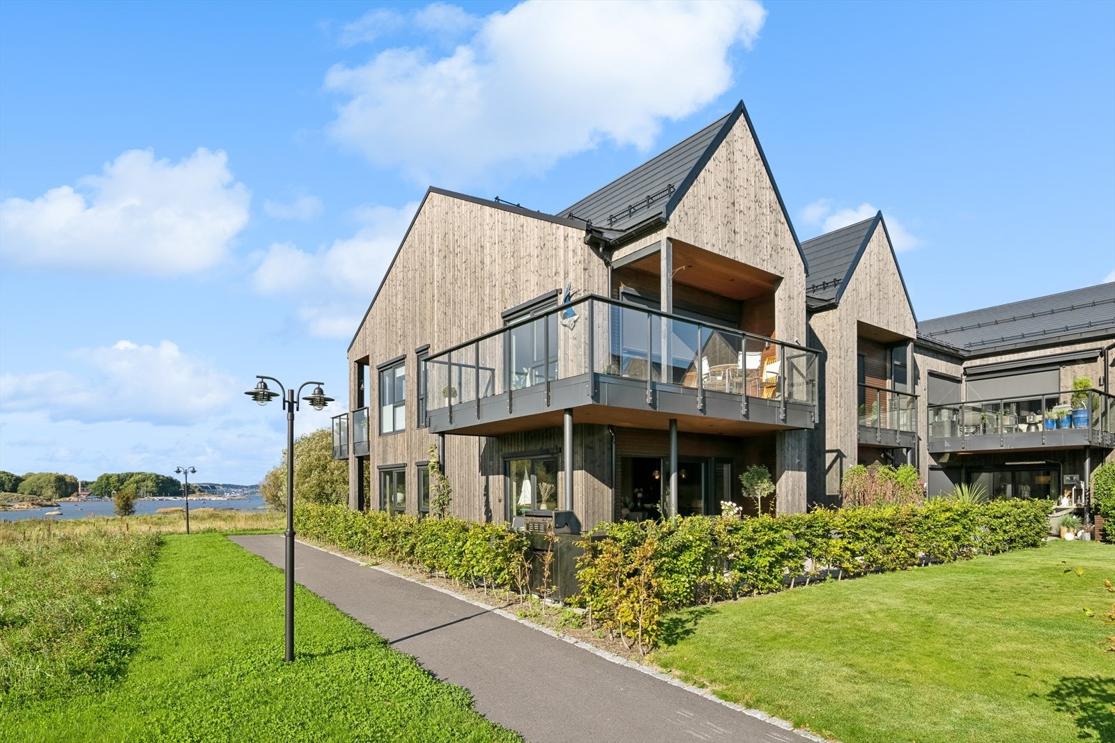 Alkeveien 16 ligger i hjertet av Stavern, kjent som "hele Norges smilehull". Denne leiligheten gir deg umiddelbar nærhet til alt du trenger i hverdagen. Galleribilde