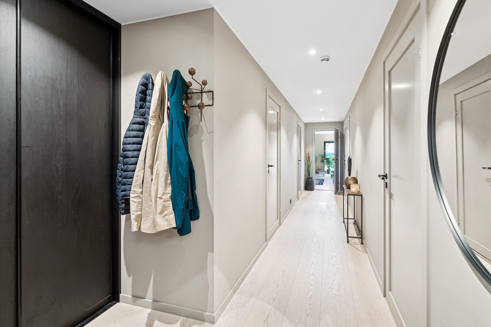 I entréen er det god plass til yttertøy både på knagger på vegg og bak skyvedører. Galleribilde