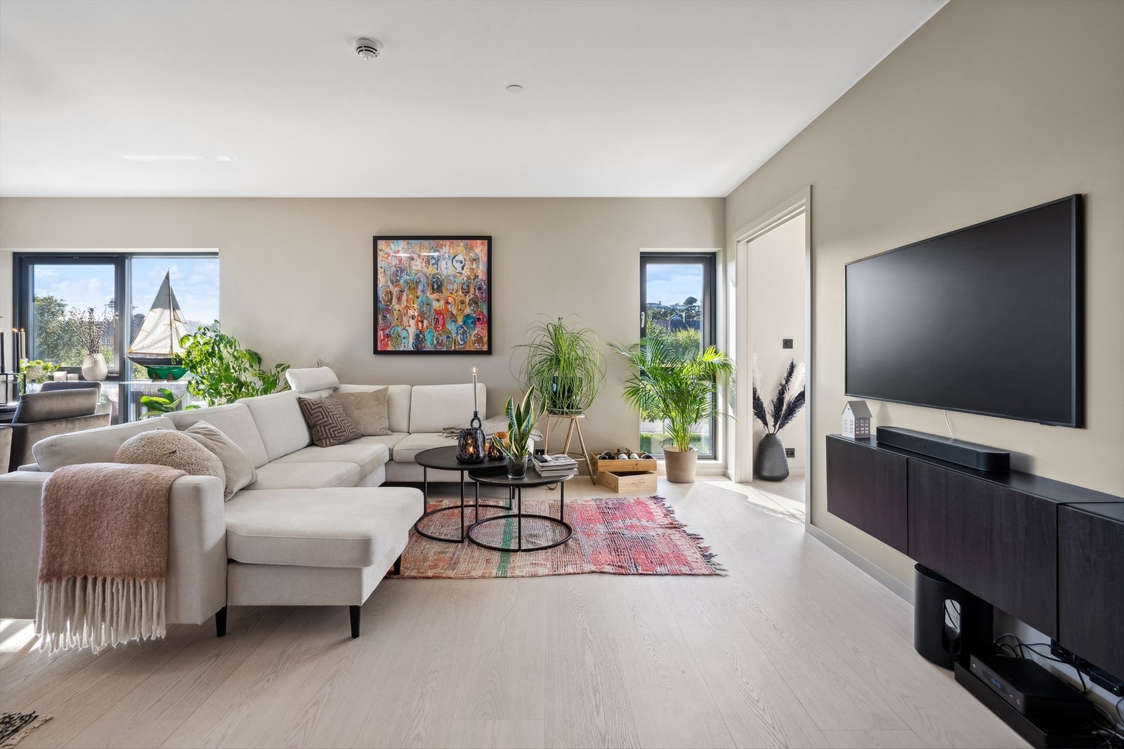 Stuen er lys og romslig, og har et lekkert parkettgulv, og malte flater på vegg og i himling. Galleribilde