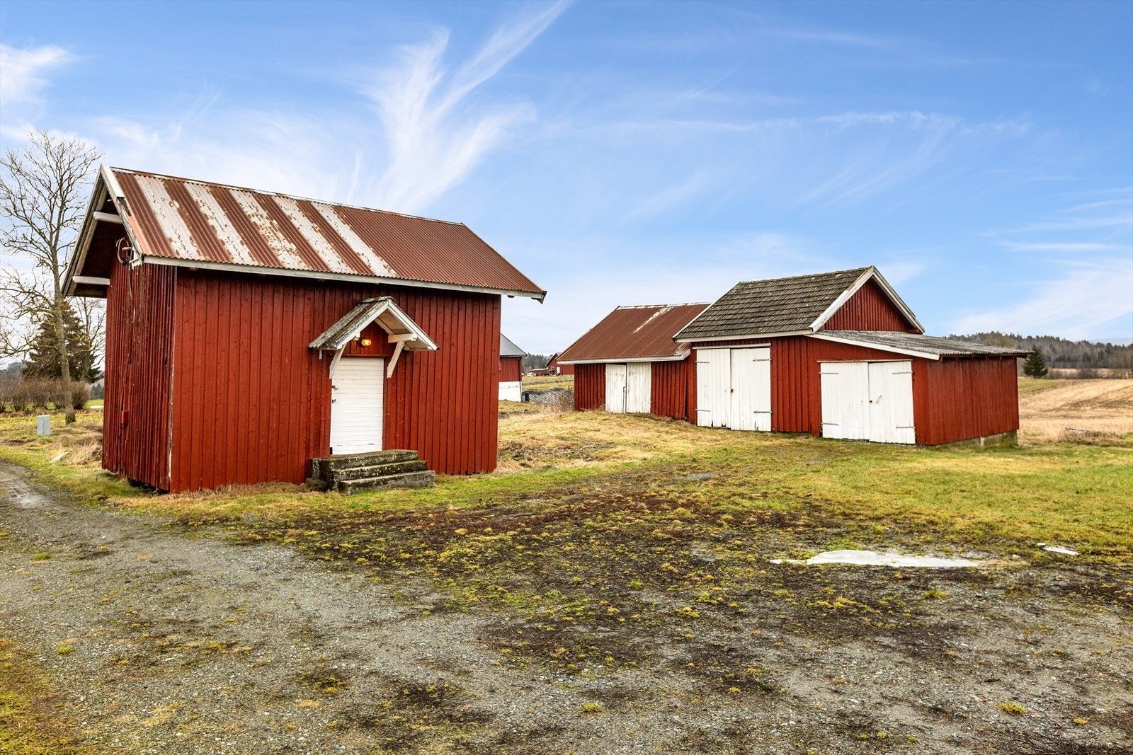 Stabbur og garasje. Galleribilde