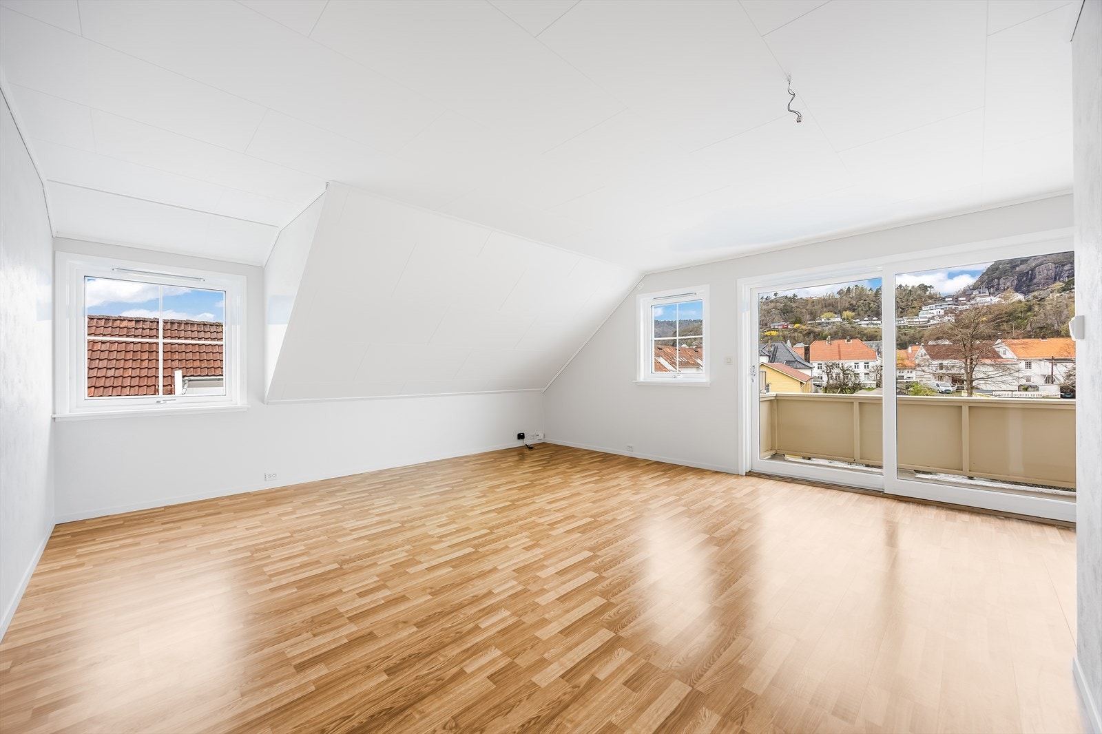 Stor og romslig stue med utgang til balkong. Galleribilde