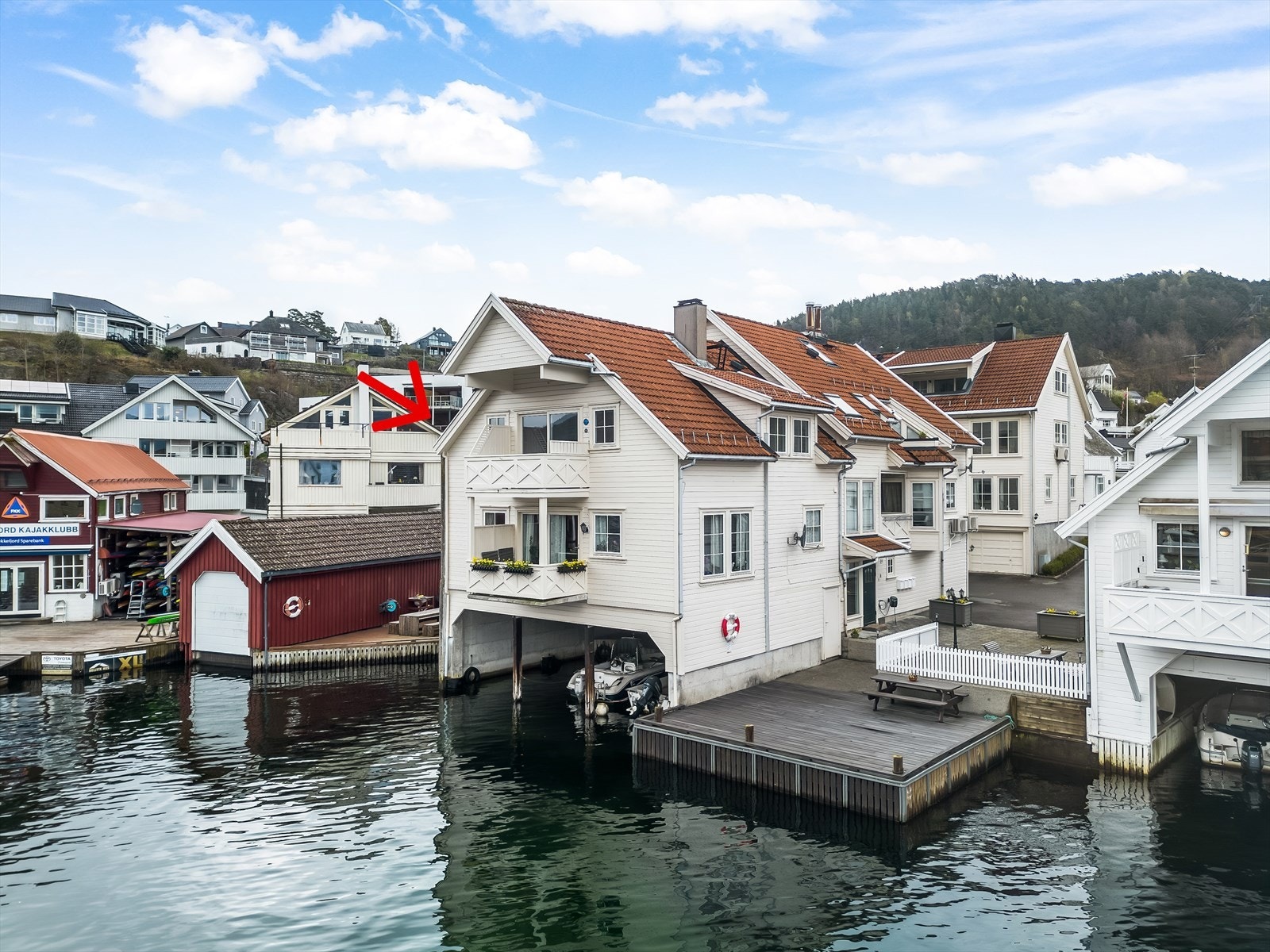 Velkommen til Sundegaten 29! En sjønær og solrik eiendom beliggende midt i sentrum. Galleribilde