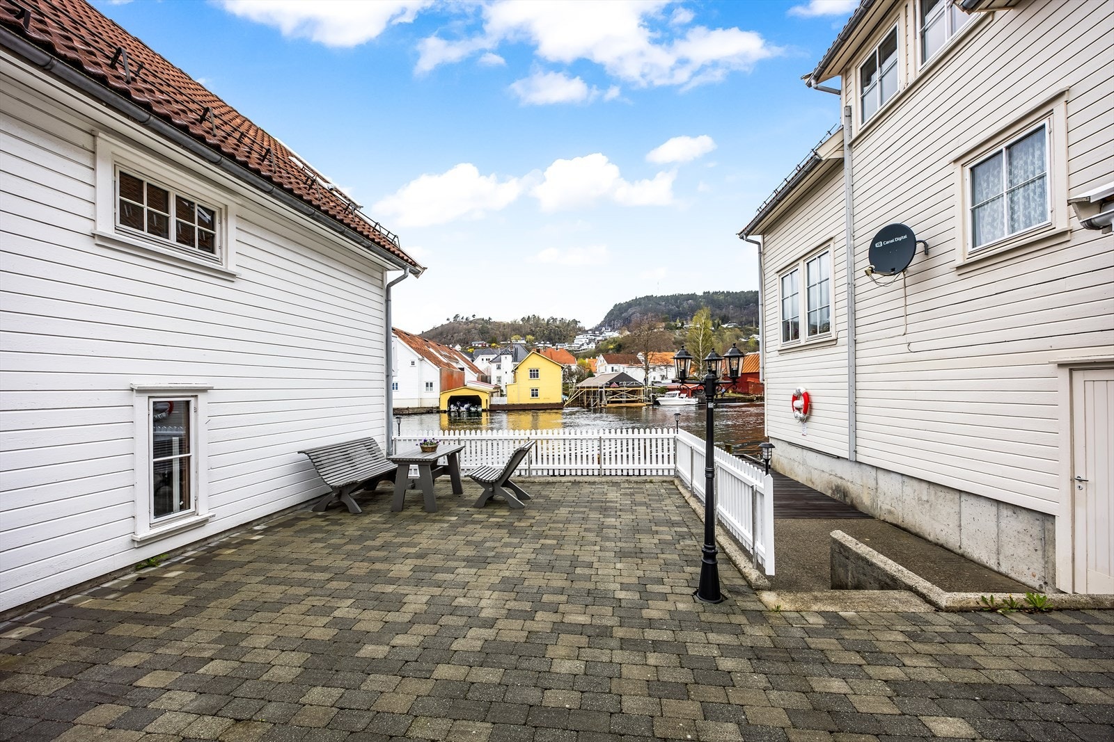 Fellesområde imellom byggene. Galleribilde