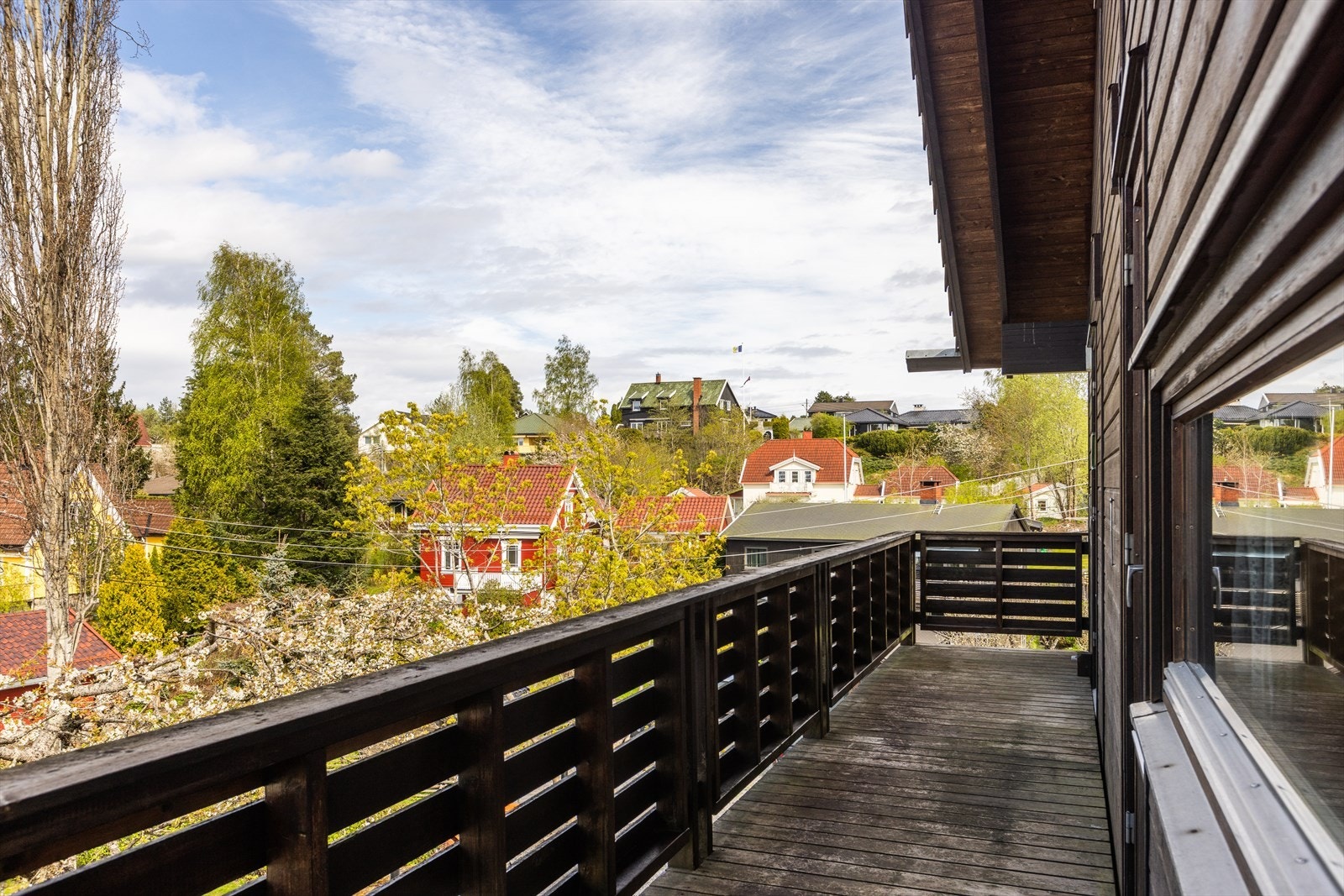 Solrik terrasse i usjenerte omgivelser. Galleribilde