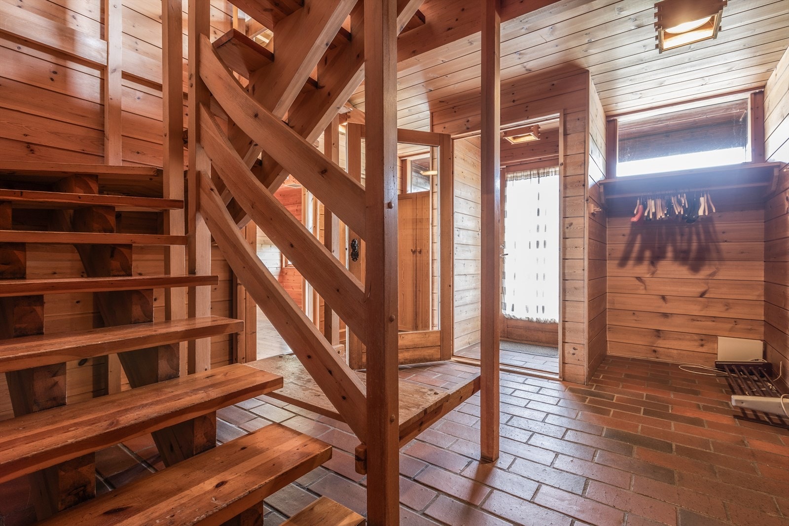 Romslig entré med flere oppbevaringsmuligheter. Galleribilde