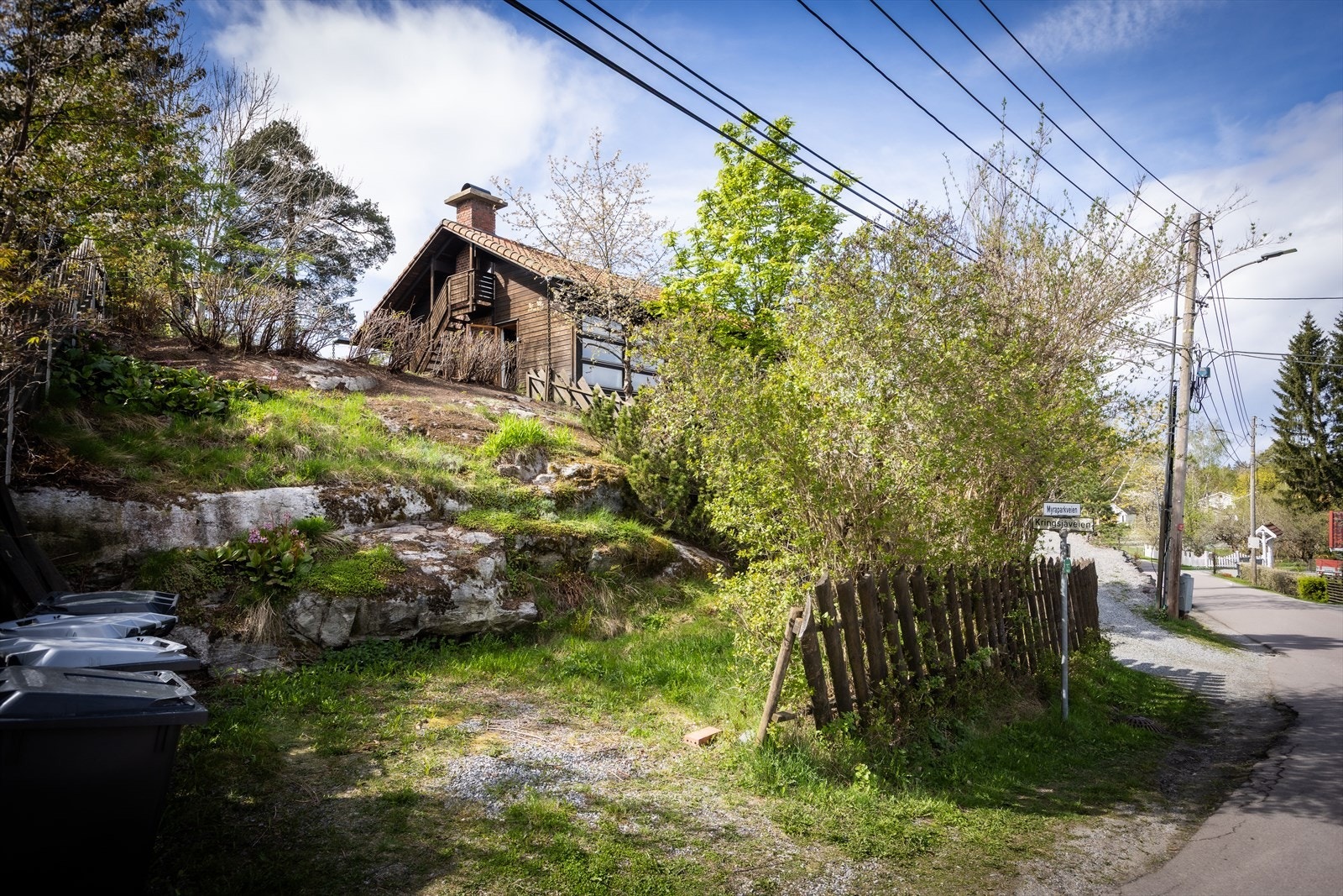 Solrik beliggenhet og flott hage. Galleribilde