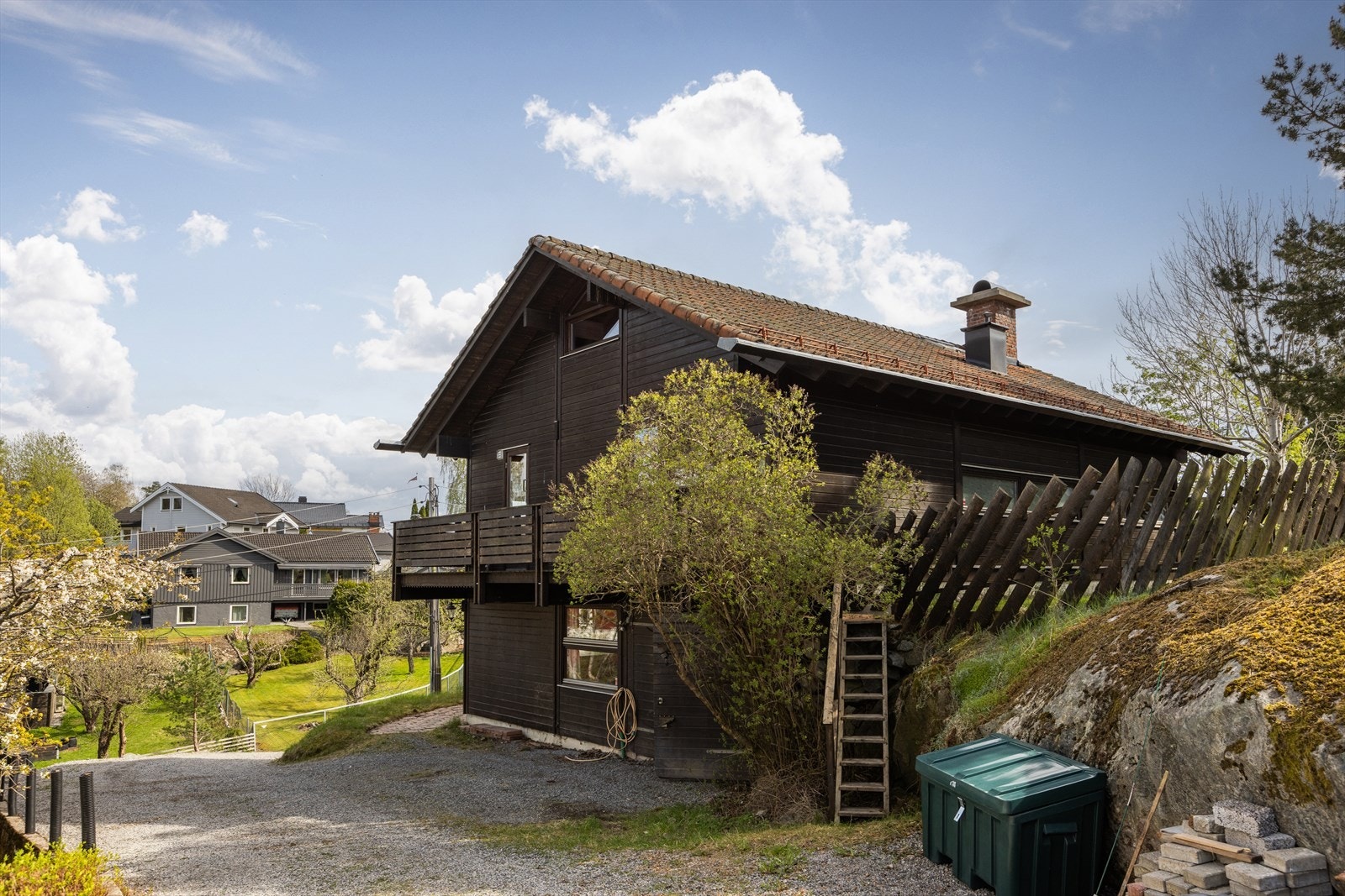 Et fredelig og grønt boligområde i Oppegård - Beliggenheten kombinerer landlig ro med kort vei til kollektivtransport, skole og dagligvare. Galleribilde