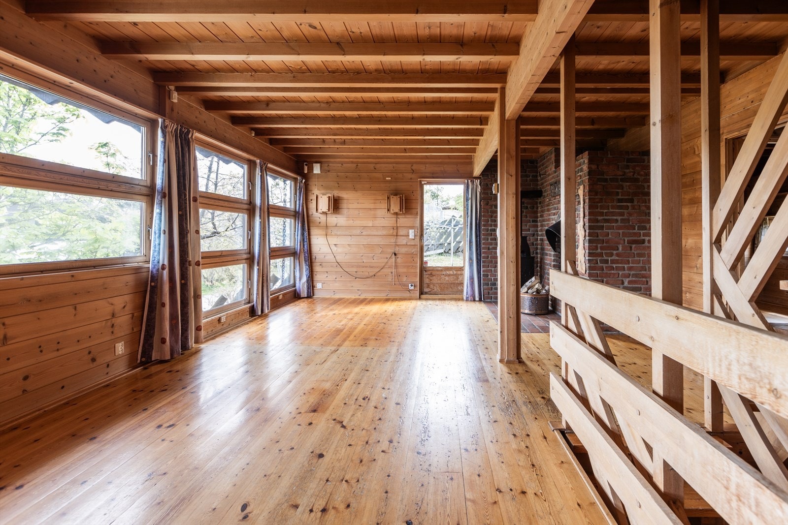 Rikelig med lysinnslipp fra store vindusflater bidrar til en god atmosfære. Galleribilde