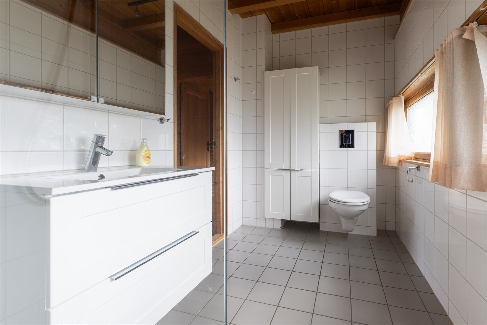 Nyere bad, med behov for noe oppgradering. Galleribilde