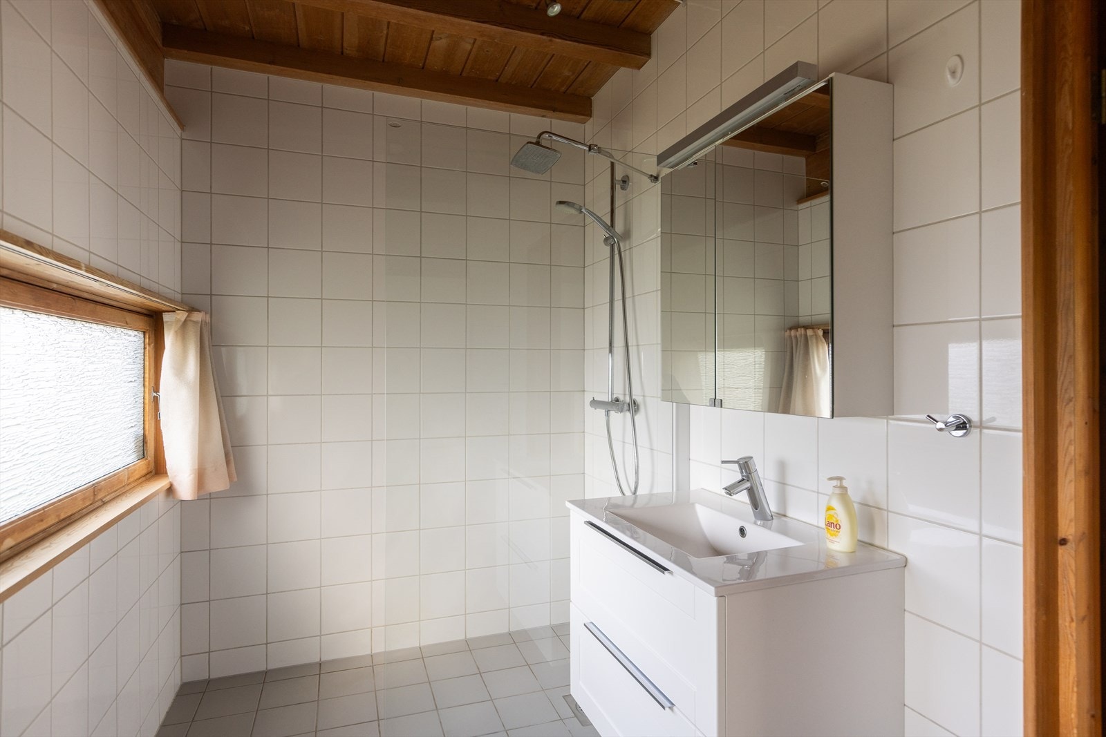 Godt lysinnslipp - også på baderommet. Galleribilde