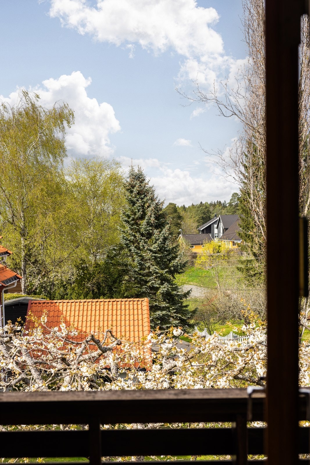 Eiendommen ligger på en pent opparbeidet tomt med hage og uteplass, og omgivelsene gir deg en fredelig ramme rundt oppussingsprosjektet. Galleribilde