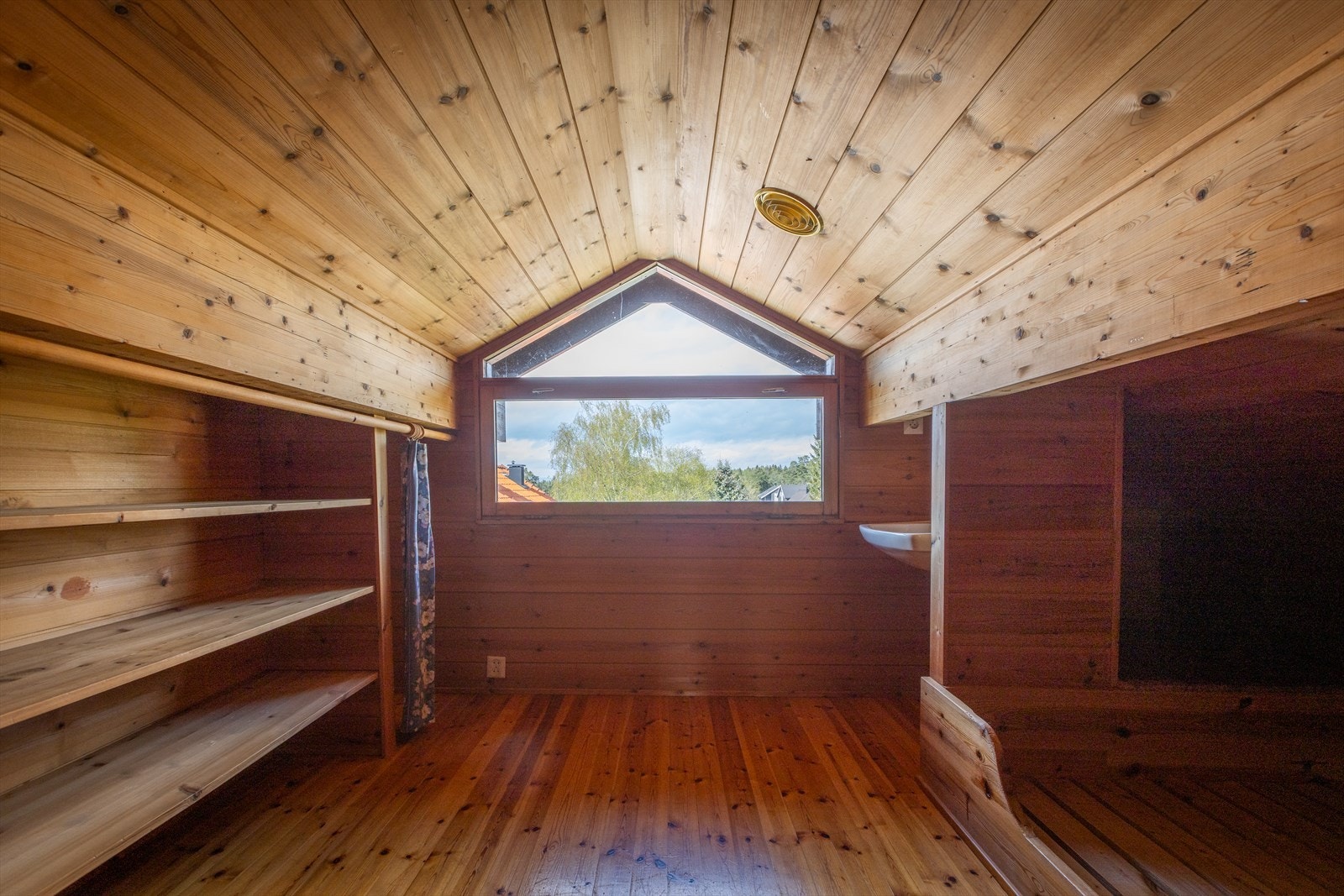 Vinduet bidrar til et hyggelig utsyn og mye lys inn i boligen. Galleribilde