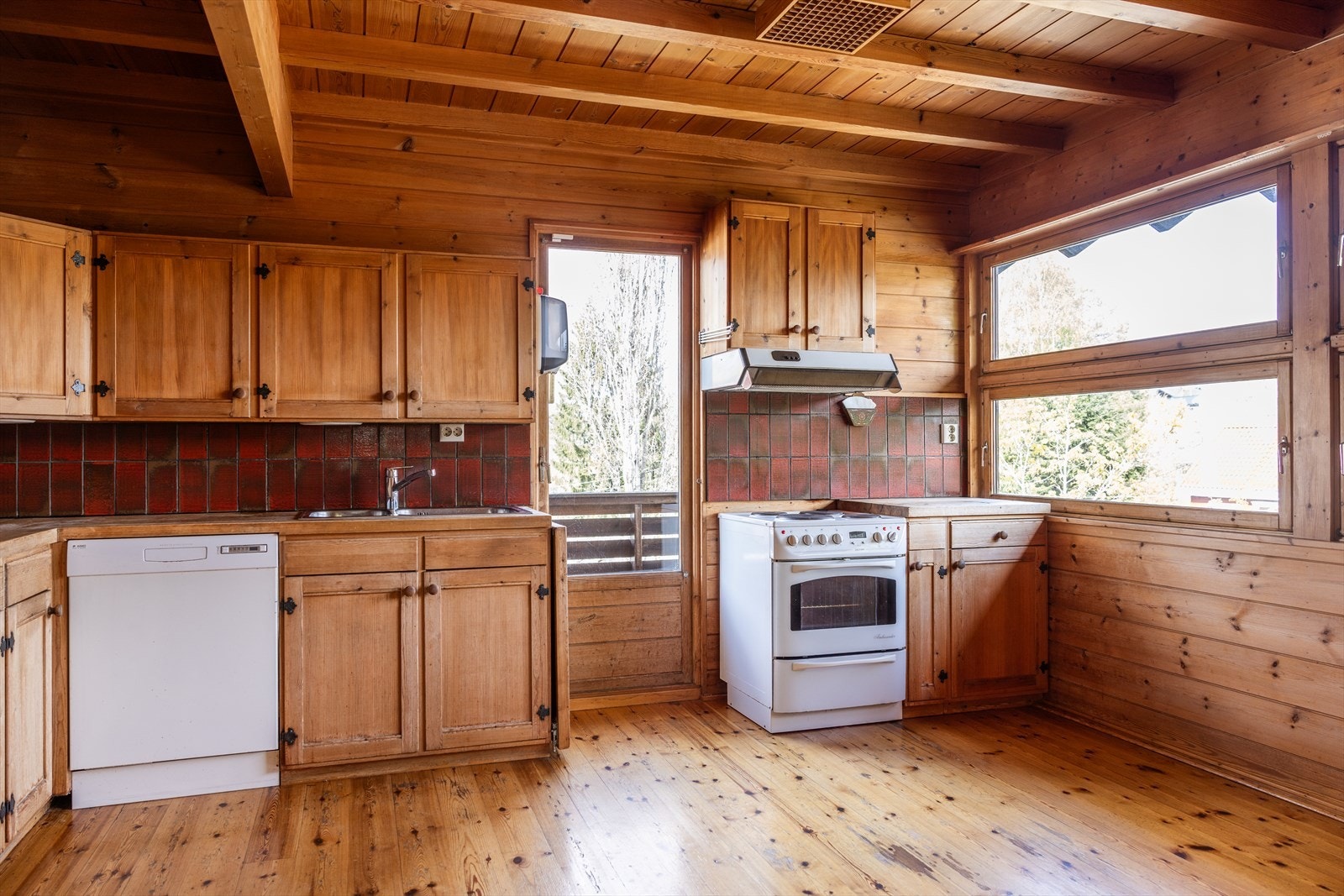 Kjøkken med frodig utsyn og mange muligheter. Galleribilde