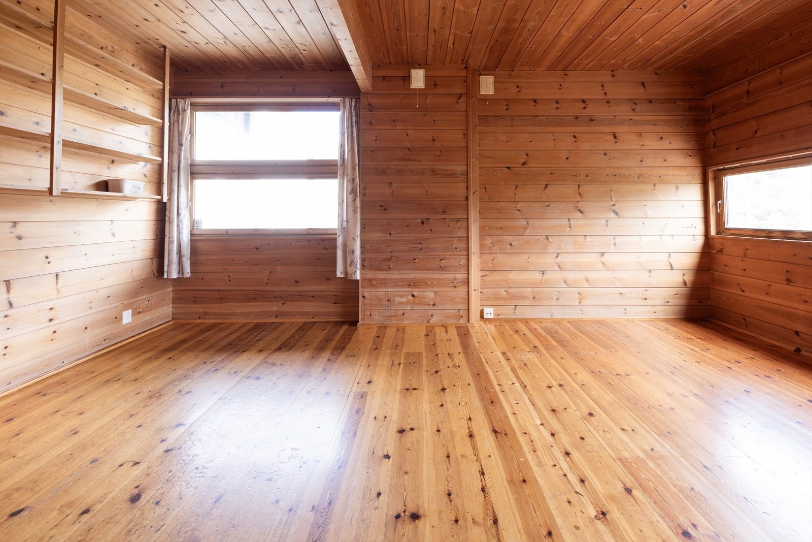 Boligen er i hovedsak i original eller eldre stand, og det må påregnes oppgraderinger av både overflater, kjøkken, bad og tekniske installasjoner. Galleribilde