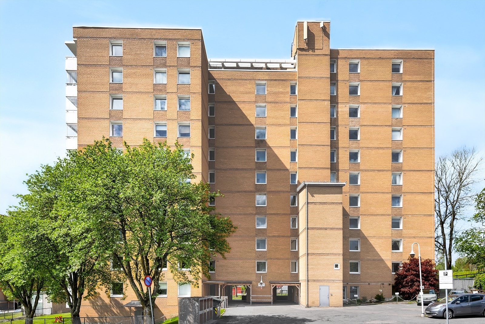 Solid bygning med enkel tilgang til offentlig transport. Galleribilde