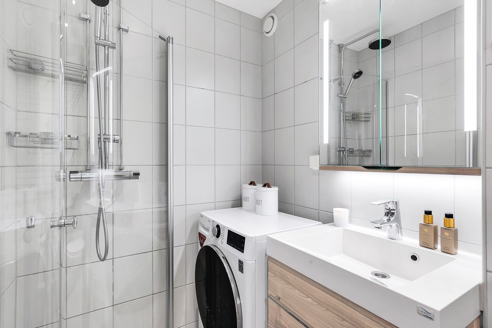 Praktisk bad med integrert vaskemaskin og dusj. Galleribilde