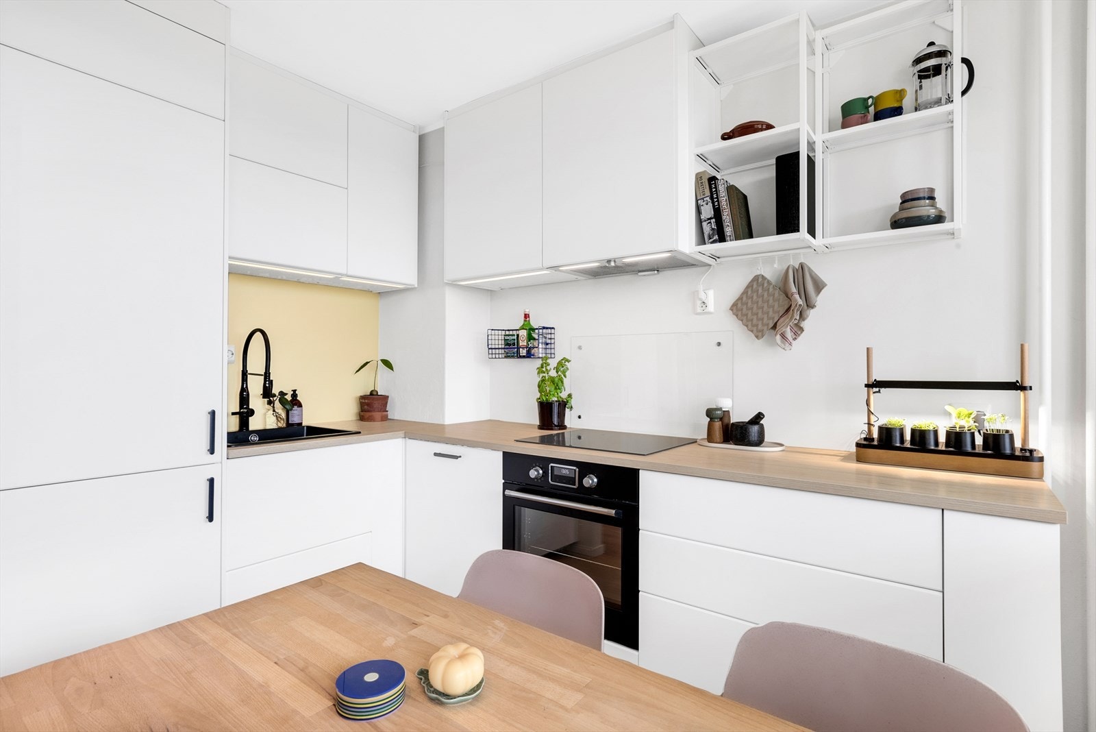 Moderne kjøkken med integrerte hvitevarer og god benkeplass. Galleribilde