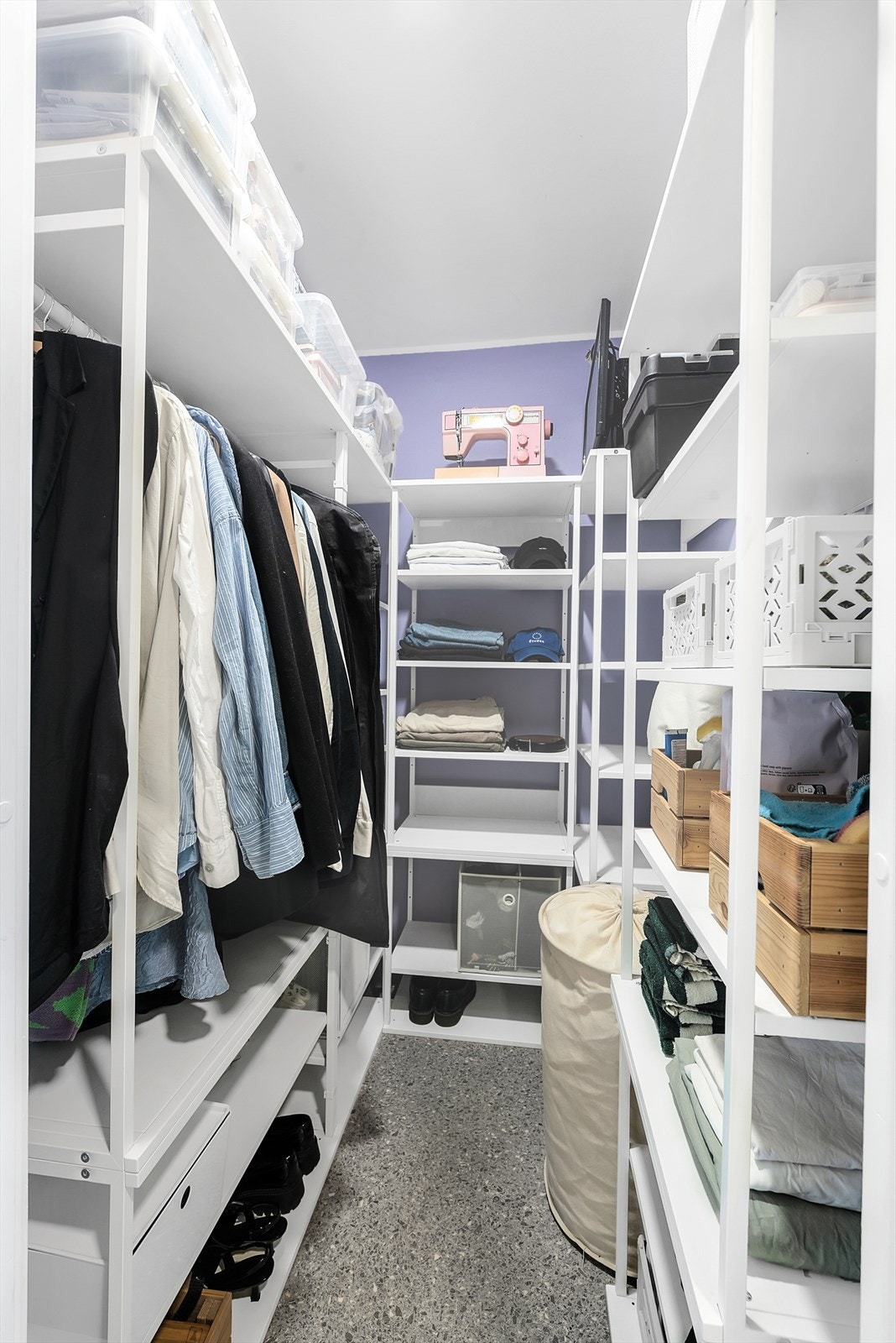 Romslig walk-in garderobe med rikelig oppbevaringsplass. Galleribilde