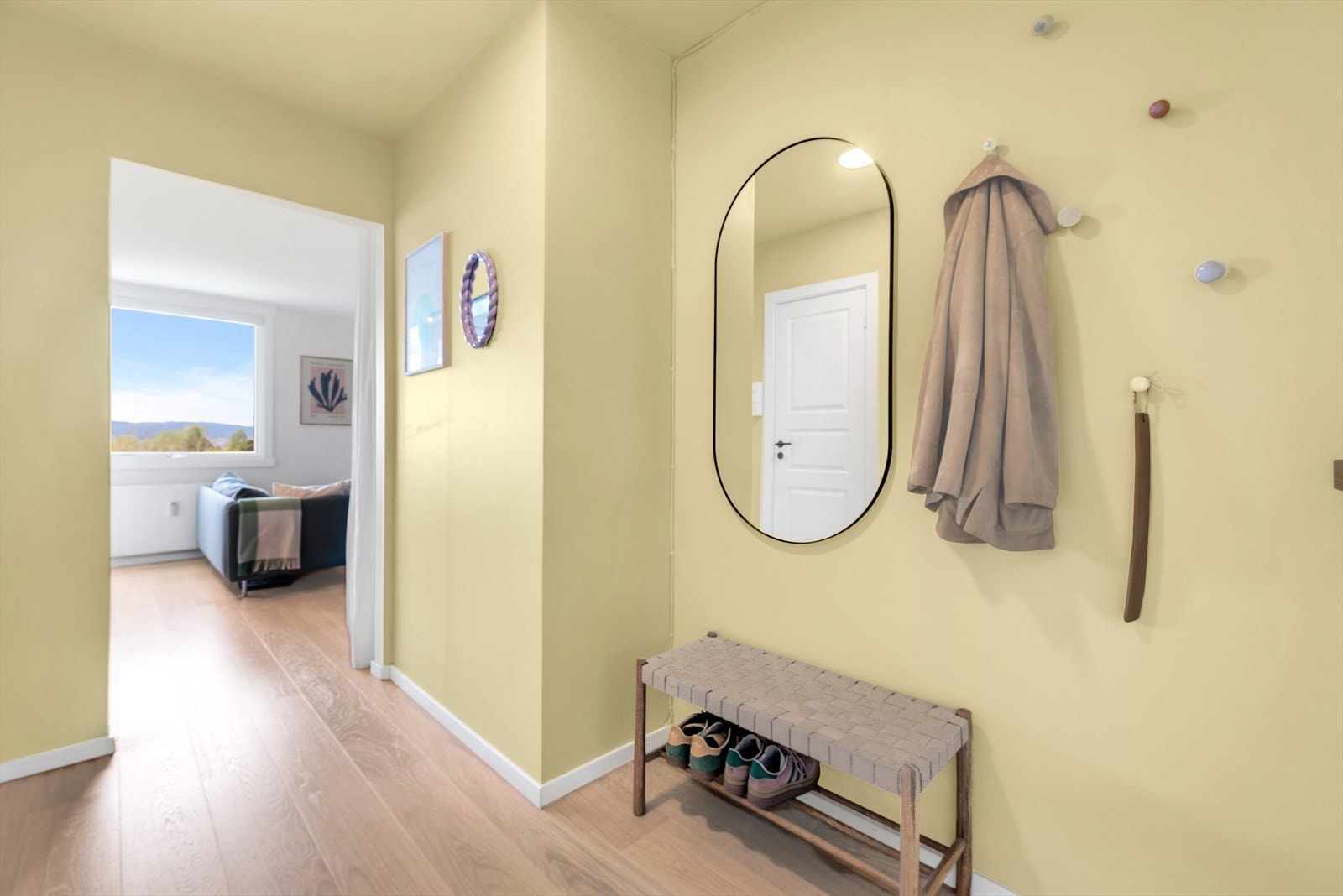 Lys entré med speil og plass til sko og yttertøy. Galleribilde