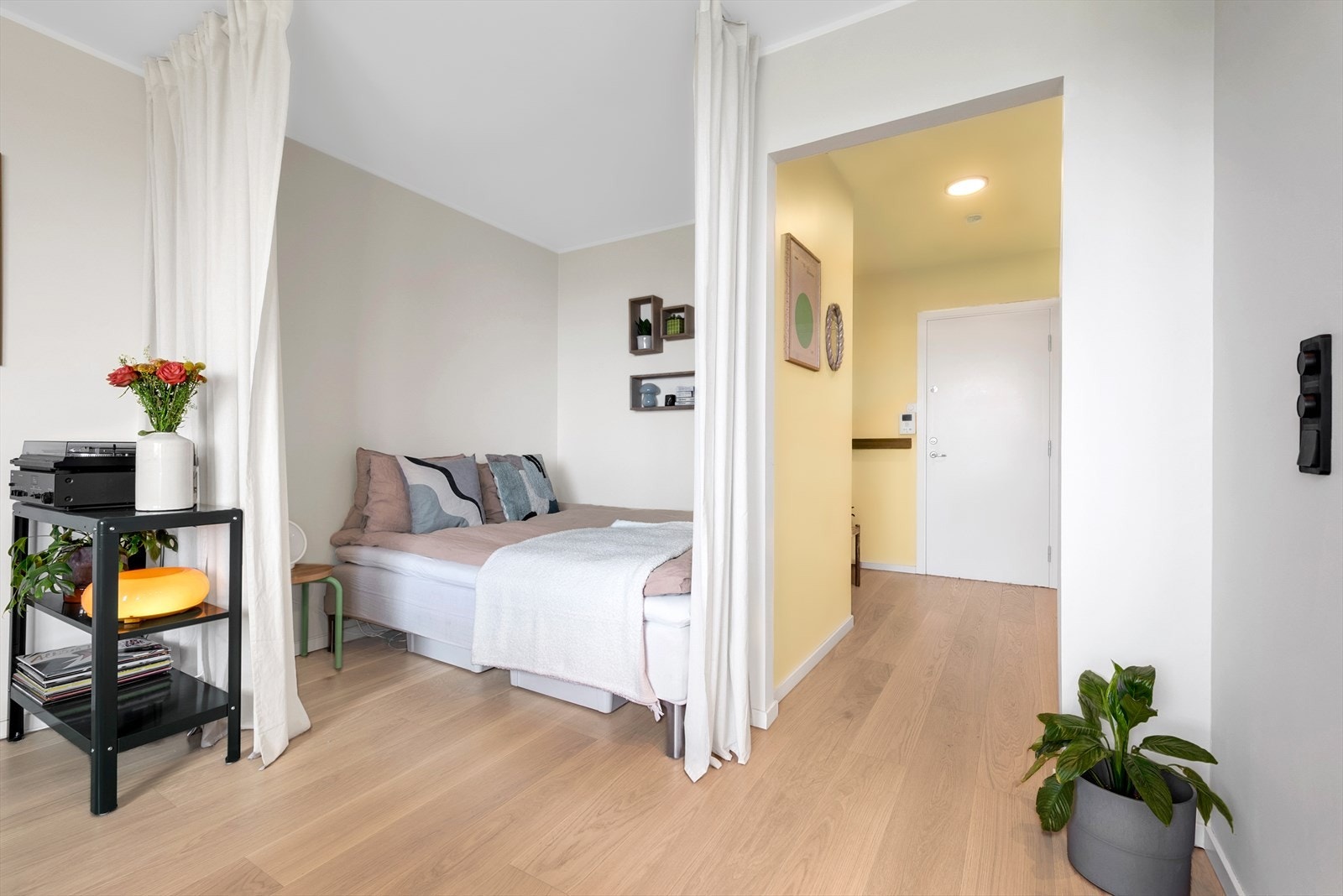 Innbydende inngangsparti med praktisk adkomst til sovealkove. Galleribilde