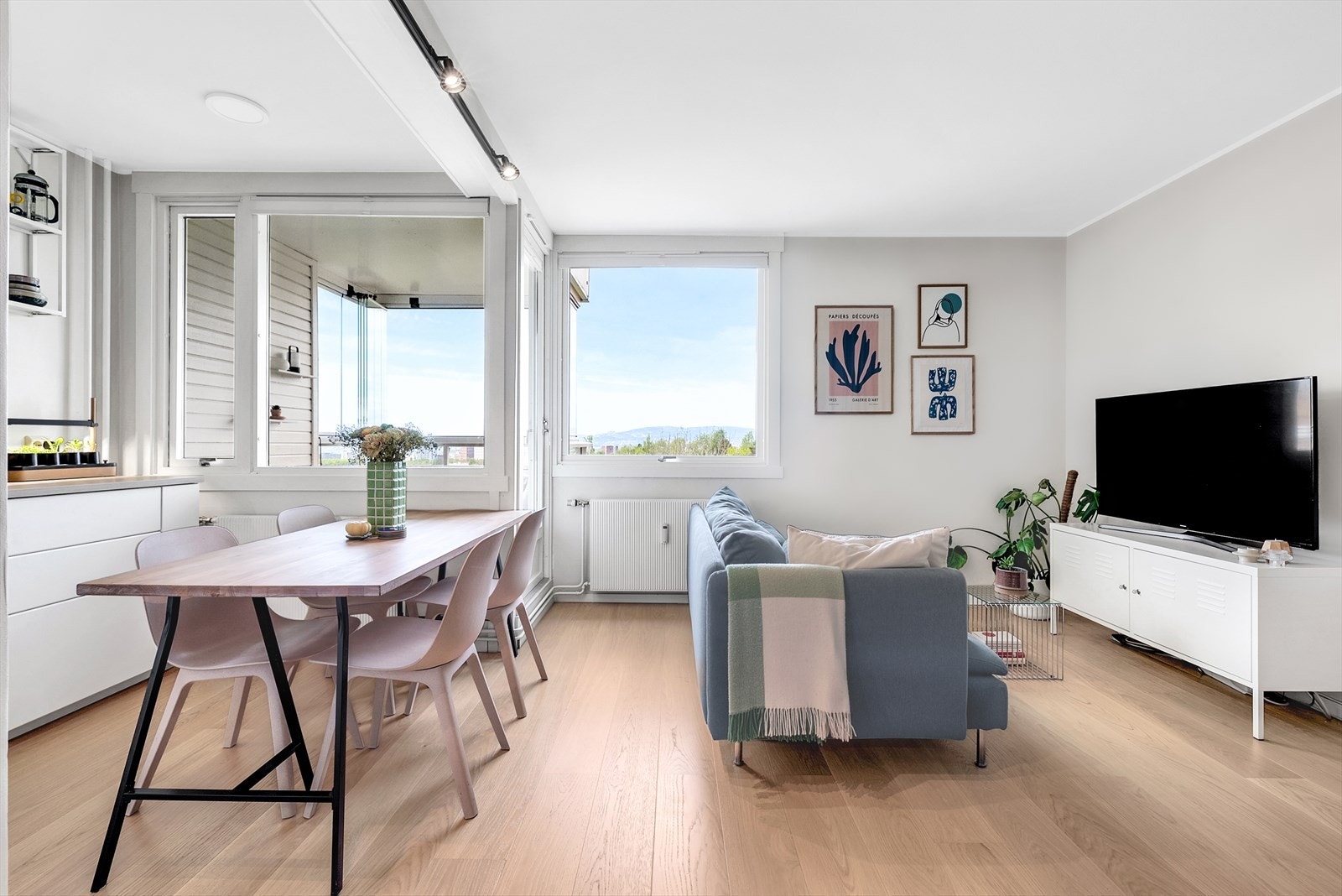 Lys stue med åpen løsning mot kjøkkenet. Galleribilde