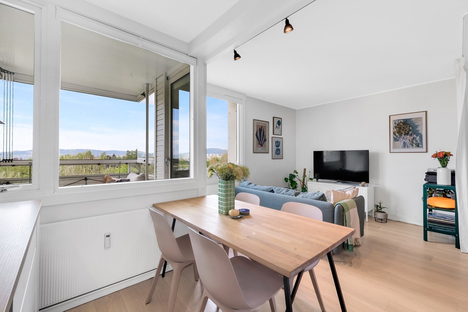 Spiseplass ved vinduet med god plass til gjester. Galleribilde