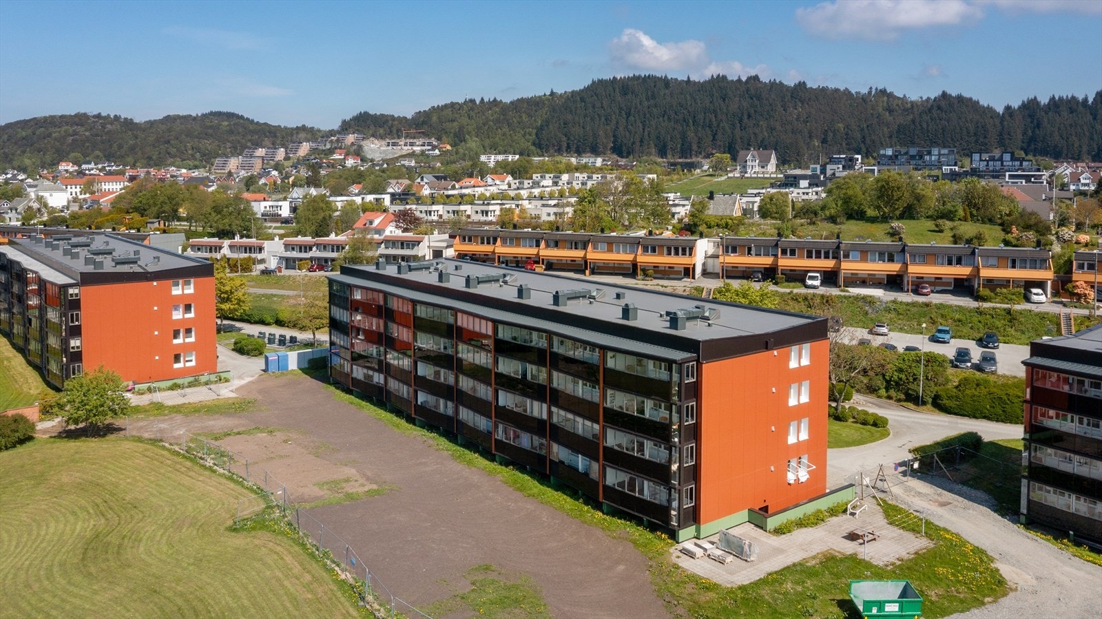 Borettslaget har nylig gjennomgått betydelig renovering med bl.a. ny og lekker fasade, nye innglassede balkonger, nye varmepumper, oppussede felles ganger og inngangsparti med nytt calling-anlegg Galleribilde