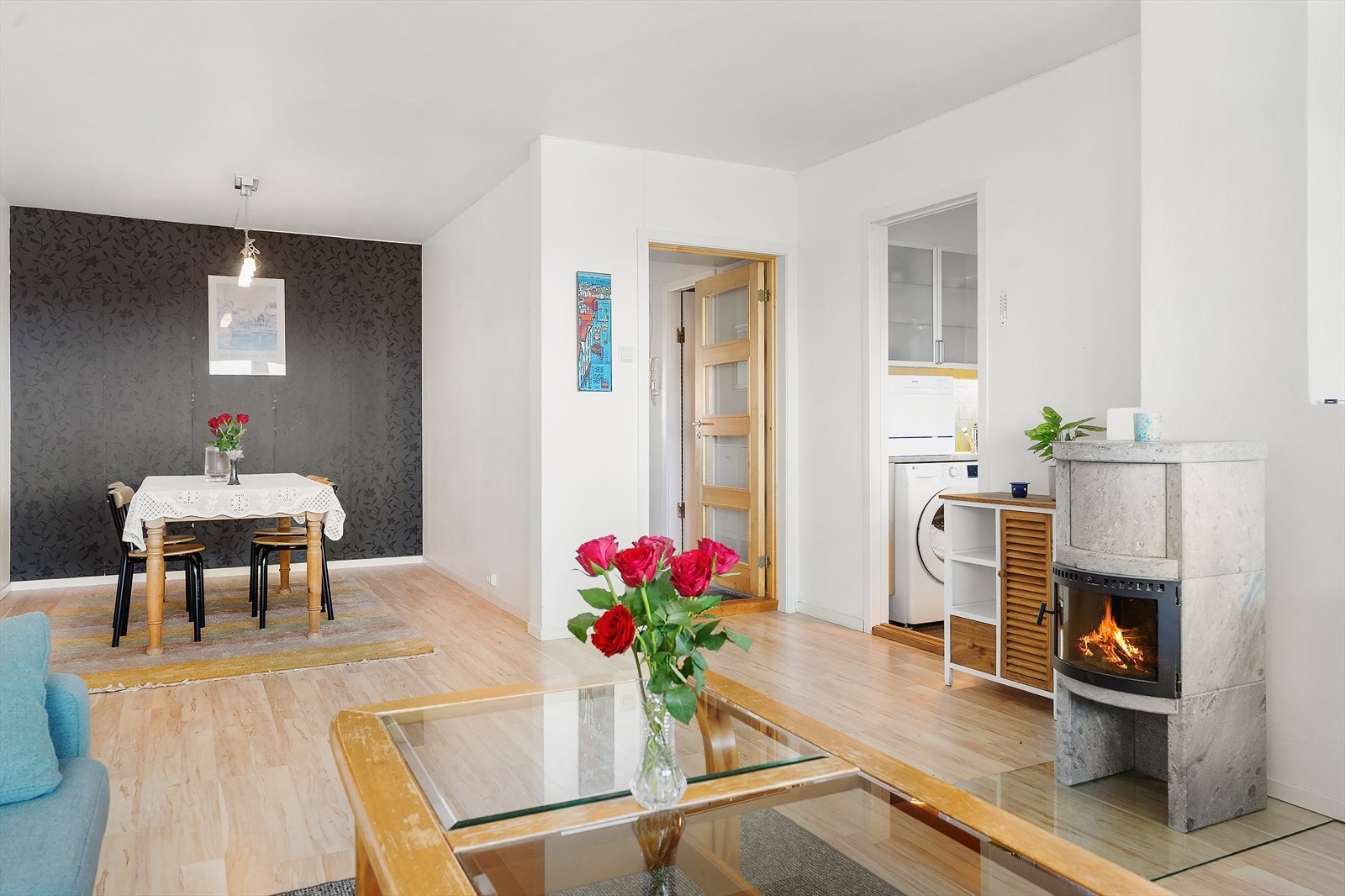 Lys og pen stue med plass til både sofagruppe og spisebord Galleribilde