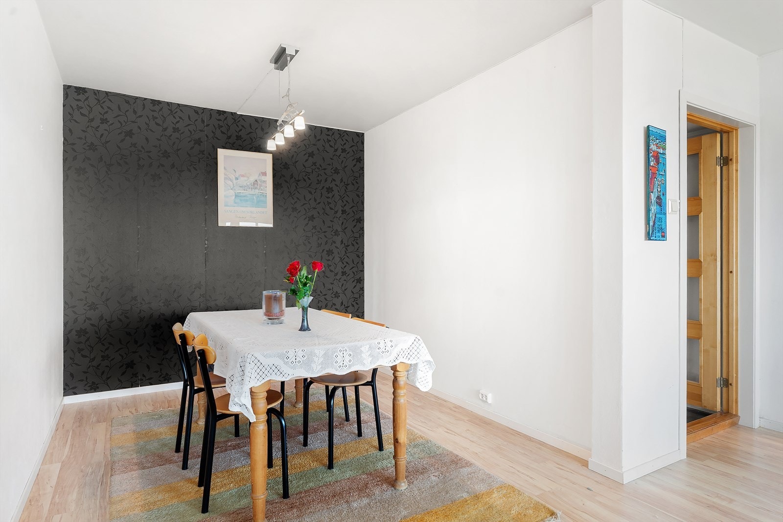 Leiligheten er gjennomgående holdt i lyse og lette fargevalg på overflatene Galleribilde