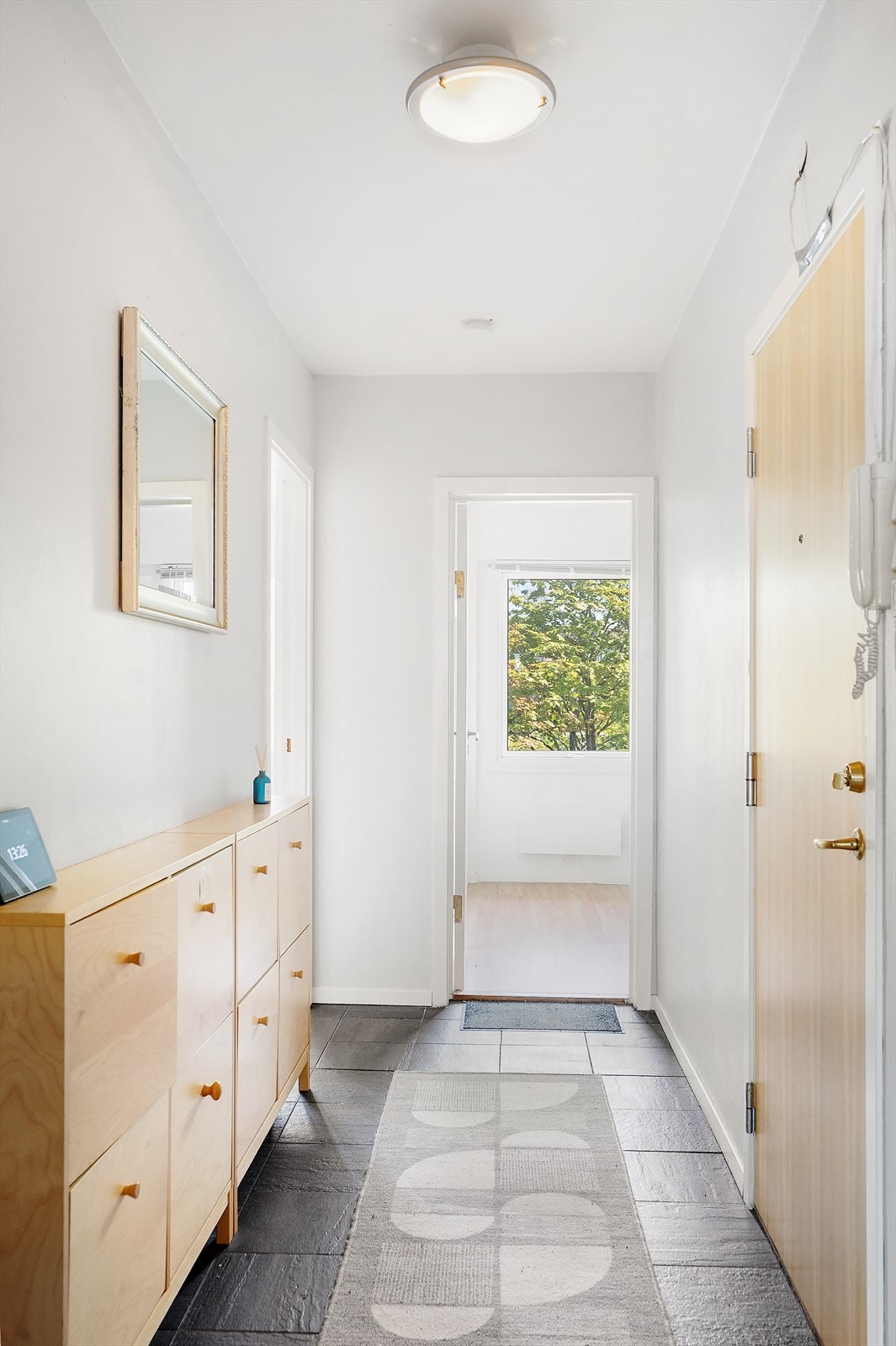 Lys og pen gang med fliser på gulvet Galleribilde