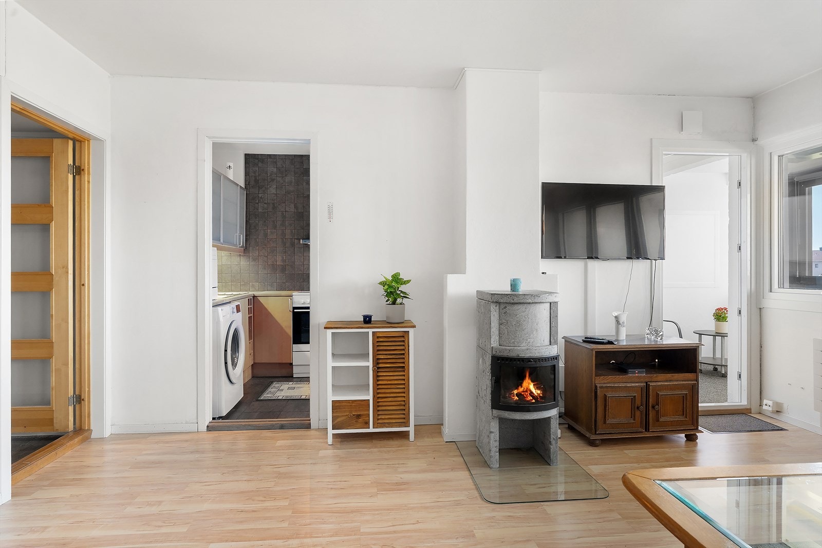 Det er montert både varmepumpe og klebersteinsovn i stuen som sørger for behagelig oppvarming av leiligheten året rundt Galleribilde