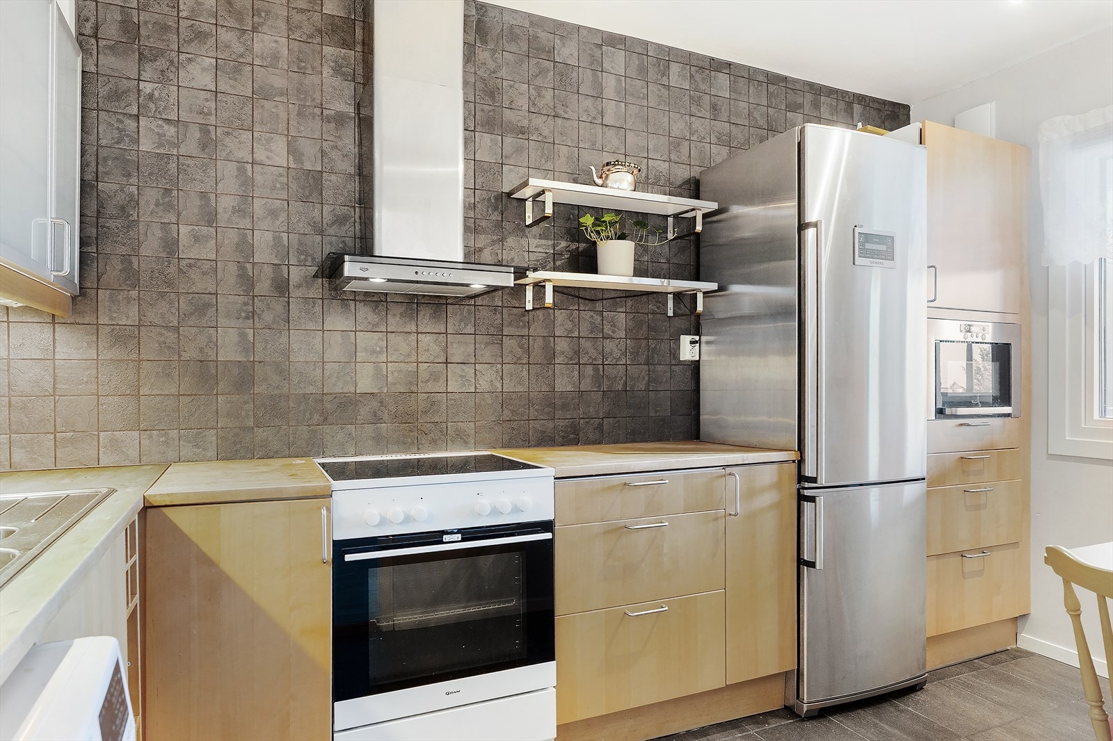 Pent kjøkken med god skap- og benkeplass Galleribilde