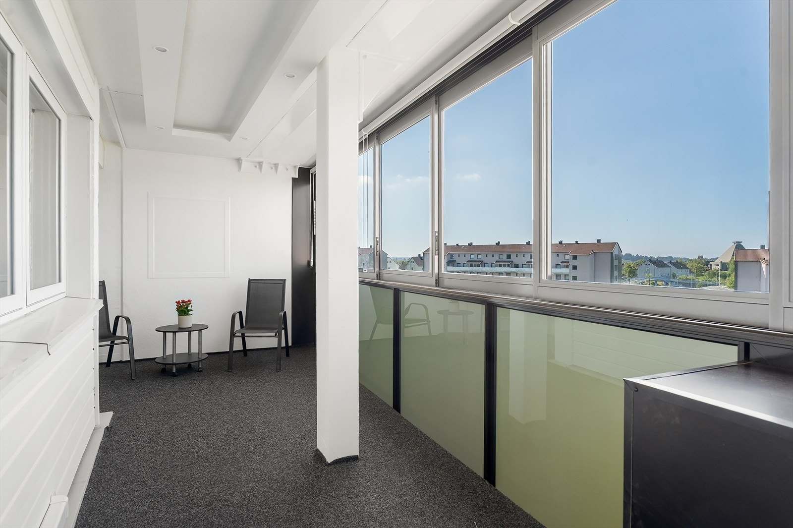 De store vinduene kan skyves til side - perfekt på solrike og varme sommerdager Galleribilde