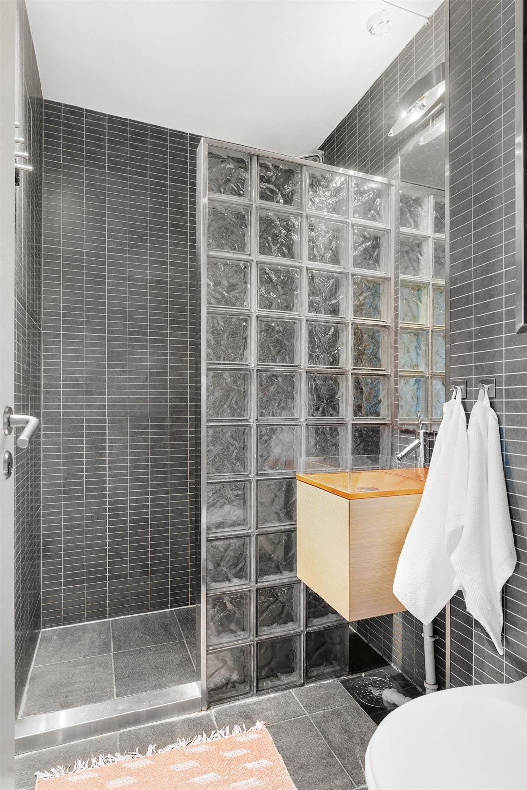 Flott, helfliset bad som er pusset opp i 2005 - badet har elektriske varmekabler for behagelig oppvarming Galleribilde