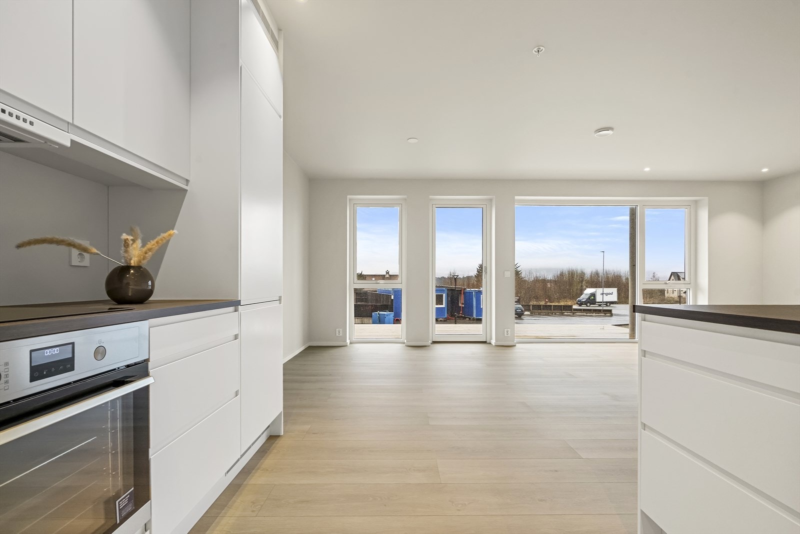 God plass til spisebord like ved kjøkkenet Galleribilde