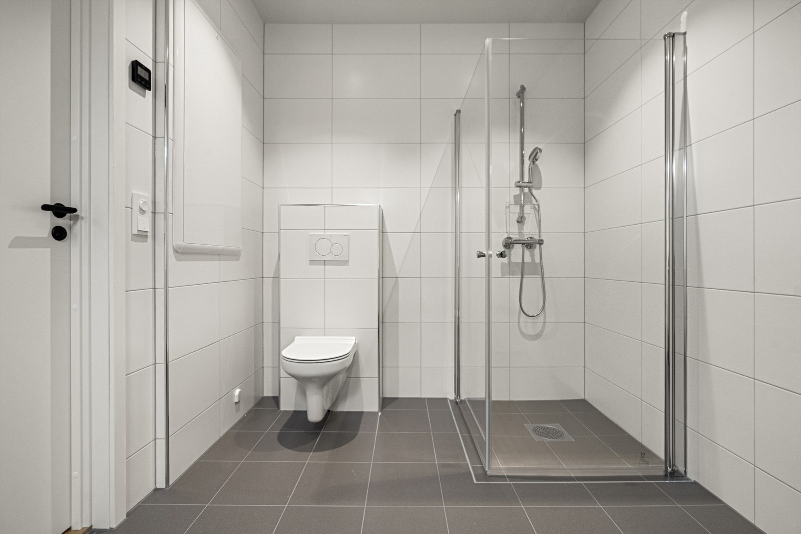 Vegghengt toalett og dusj med innfellbare dusjdører Galleribilde