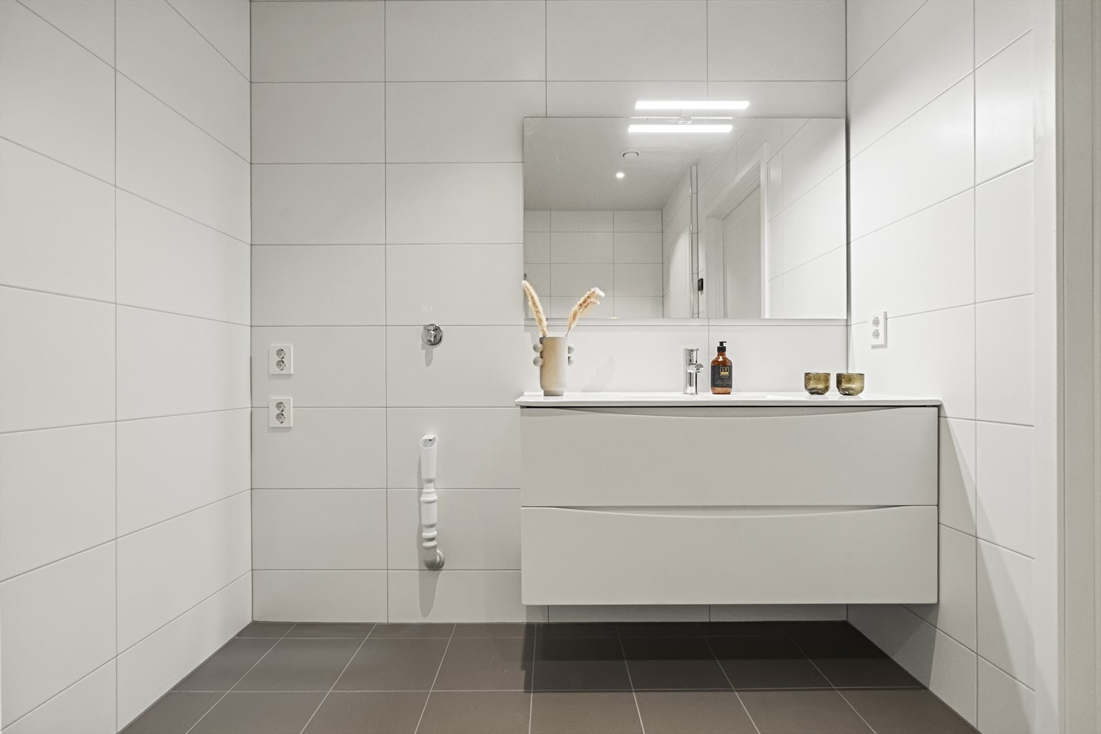 Opplegg for vaskemaskin på badet Galleribilde