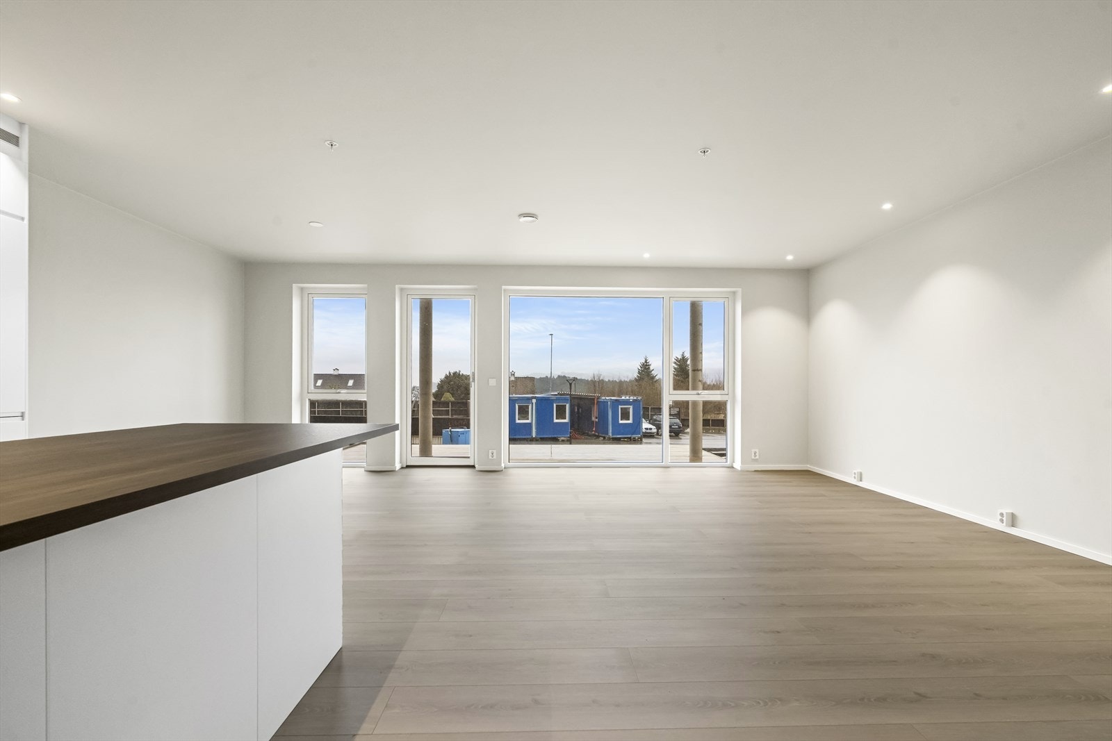 Store vindauge i stove/kjøkken gjev godt med lysinnslepp Galleribilde