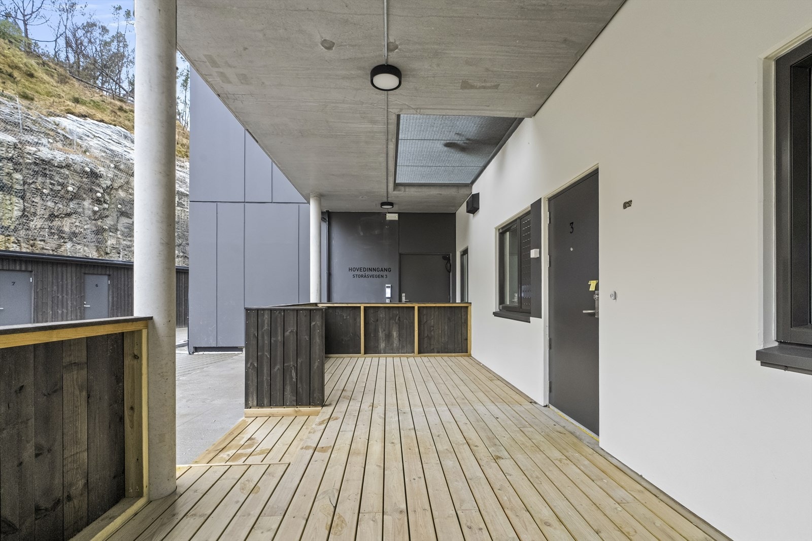 Lett tilkomst med overbygd inngangsparti Galleribilde