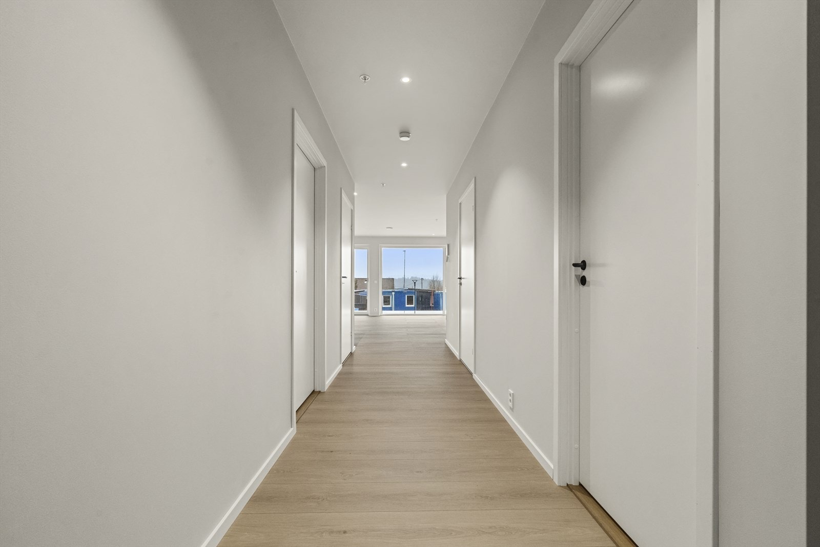 Lys entrè/gang i delvis opa løysing med opphaldrommet Galleribilde