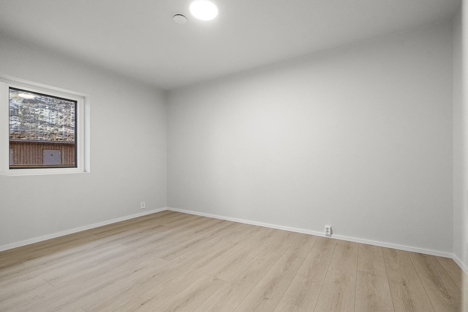 Eitt av to soverom. God plass til dobbelseng Galleribilde