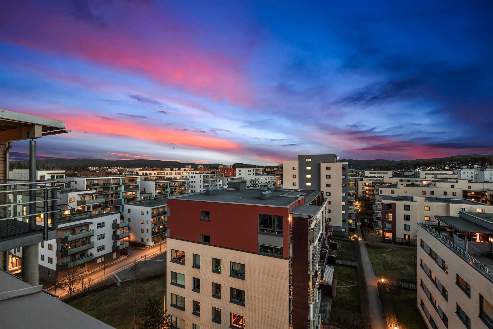 Praktfull himmel i solnedgangen kan nytes fra balkongen Galleribilde