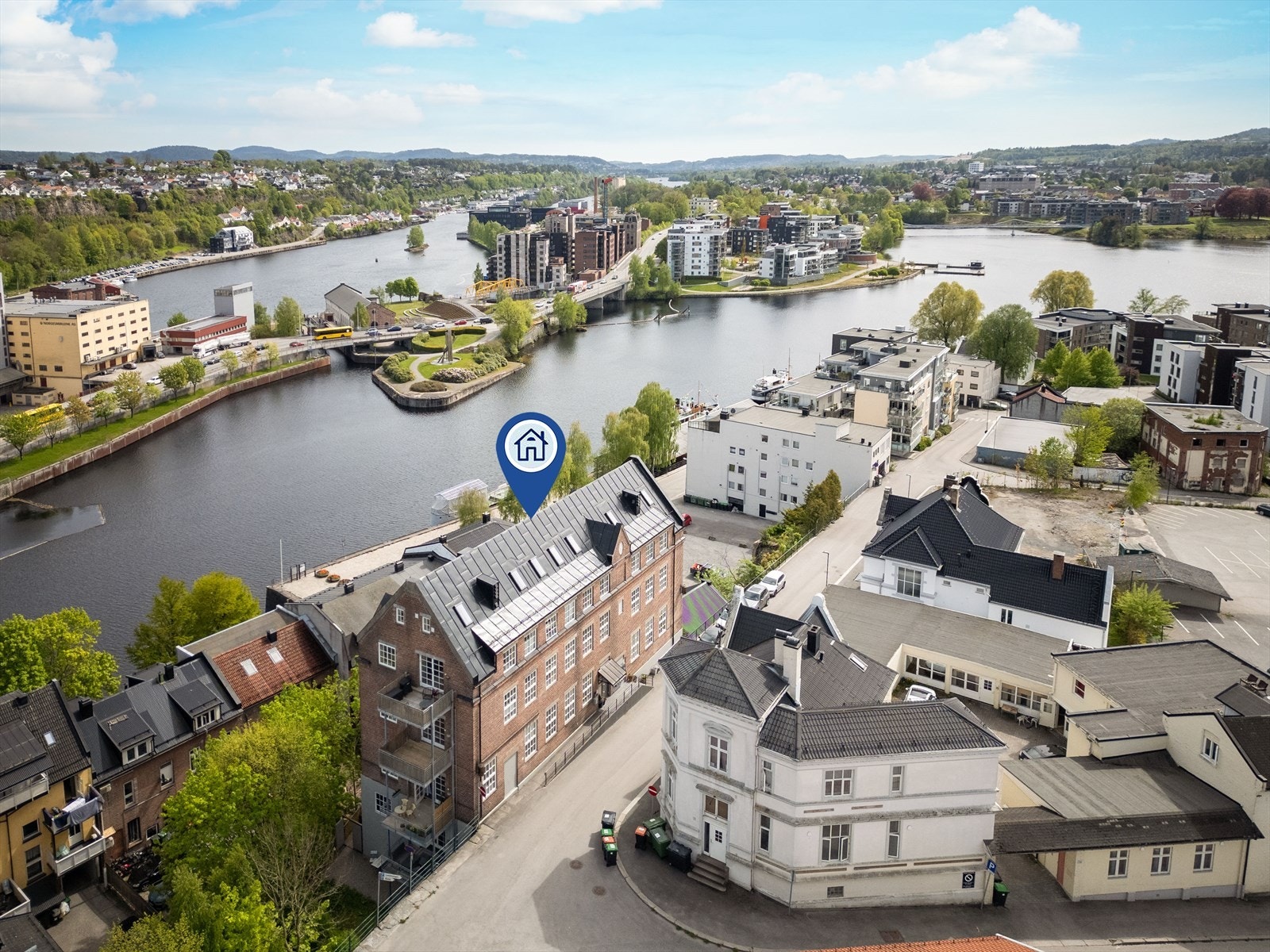 Det er kort vei til dagligvareforretninger, barnehager, barneskole, ungdomsskole og idrettsplass. I tillegg er det gode buss- og togforbindelser fra Skien sentrum. For øvrig er det også kort vei til Skagerak Arena med Odds Ballklubb og andre aktive tilbud Galleribilde