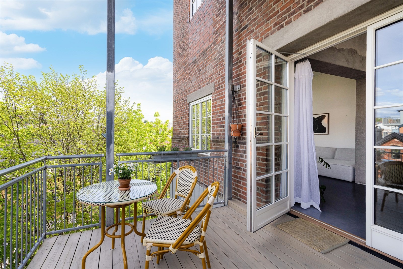 Fra kjøkkenet er det adkomst ut til en deilig balkong med formiddags- og kveldssol. Galleribilde