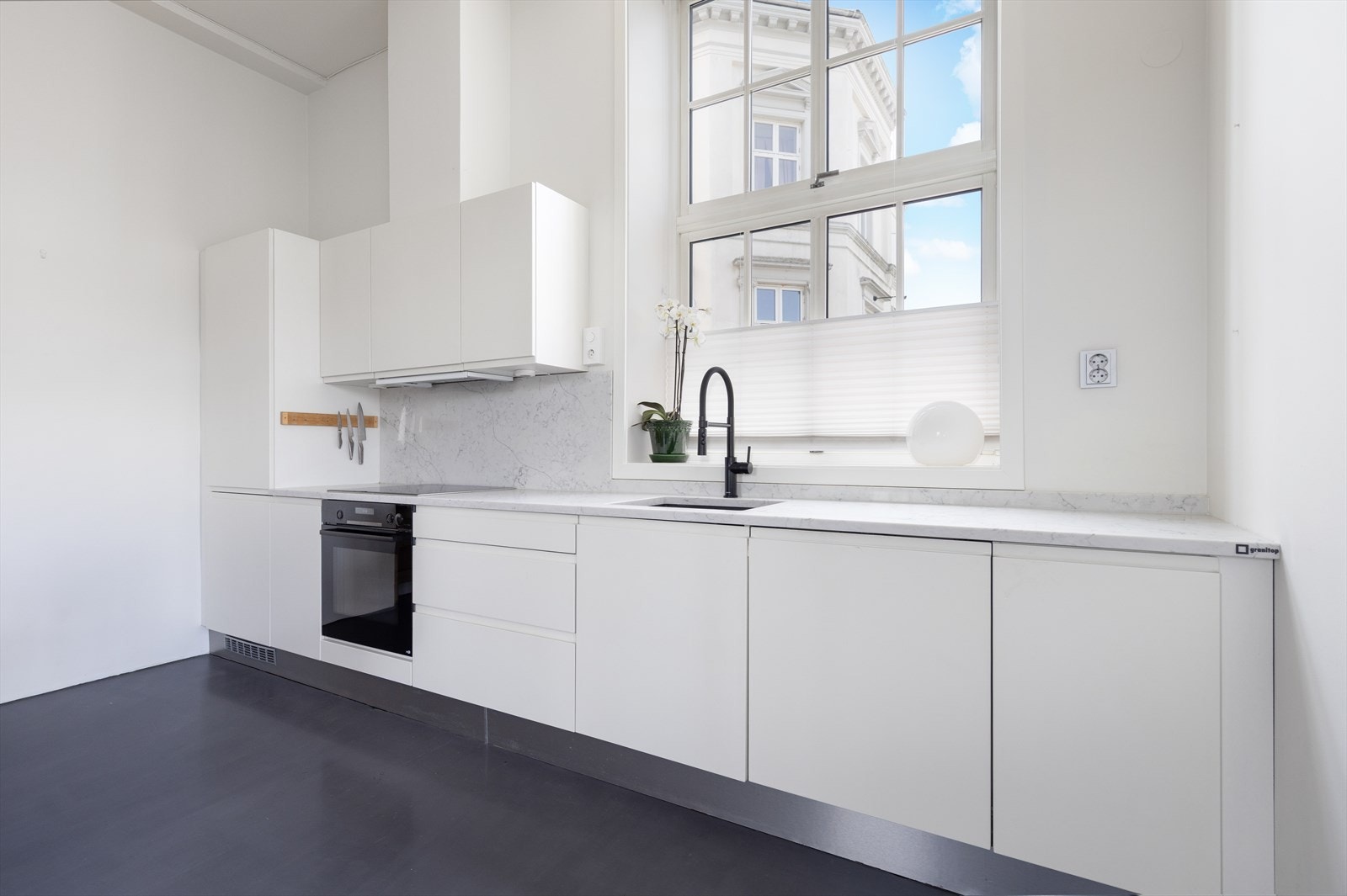 Den tidløse kjøkkeninnredningen har integrerte hvitevarer som oppvaskmaskin, koketopp, stekeovn og kjøl/fryseskap. Nedfelt vask, armatur, koketopp, stekeovn og kjøkkenvifte er alle nye i 2024. Galleribilde