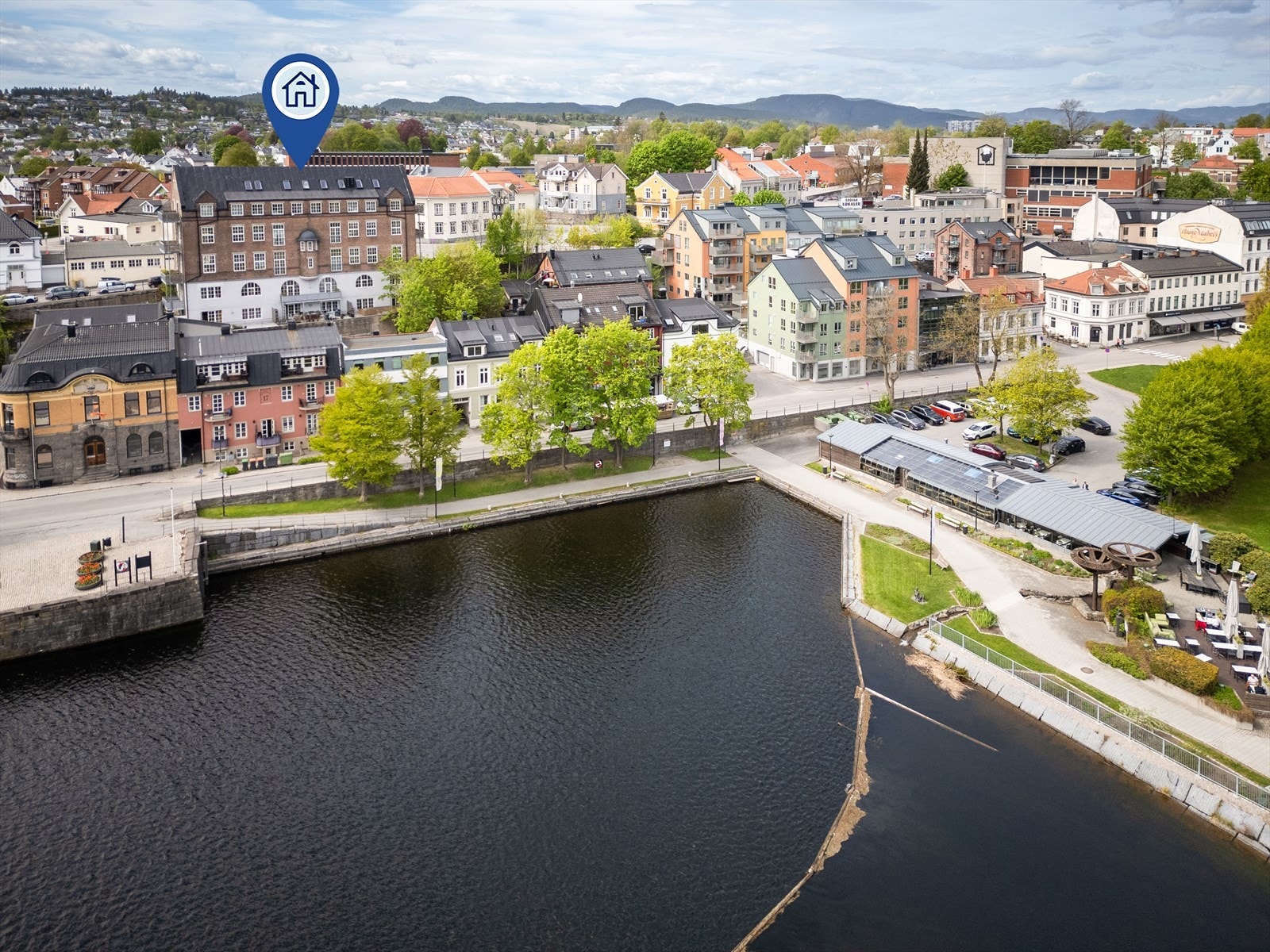 Rett oppi gata ligger Skiens kulturhus Ibsenhuset, med et bredt utvalg av konserter, forestillinger, foredrag og utstillinger året rundt. I tillegg er det kun få meter til kinosenteret Odeon og Bryggeriet Pizza. Galleribilde