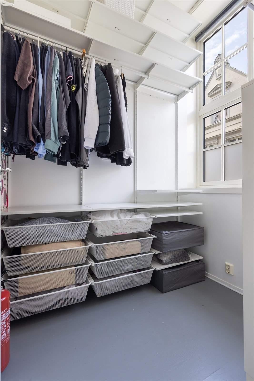 Inntil det ene soverommet er det et praktisk garderoberom med god hylleplass og garderobestang. Galleribilde