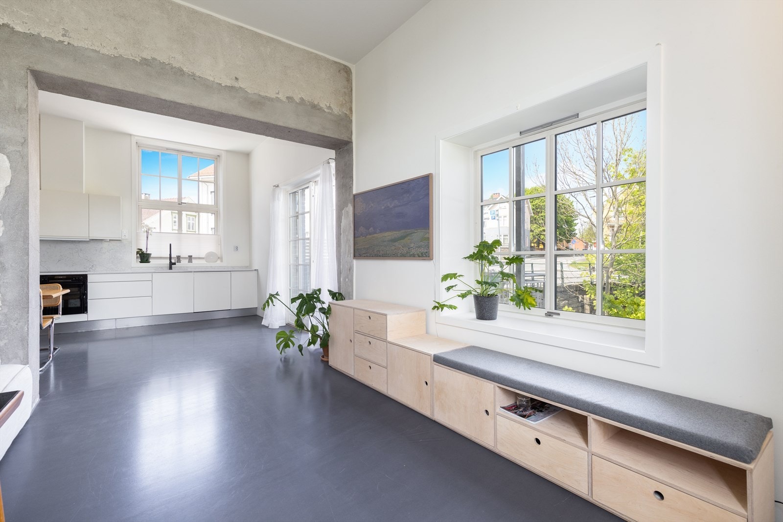 Stilfull og urban selveier bygårdsleilighet beliggende i ærverdige EEK-gården på Lundetoppen, med nærhet til Skiens trivelige sentrumsgater med alle fasiliteter. Galleribilde